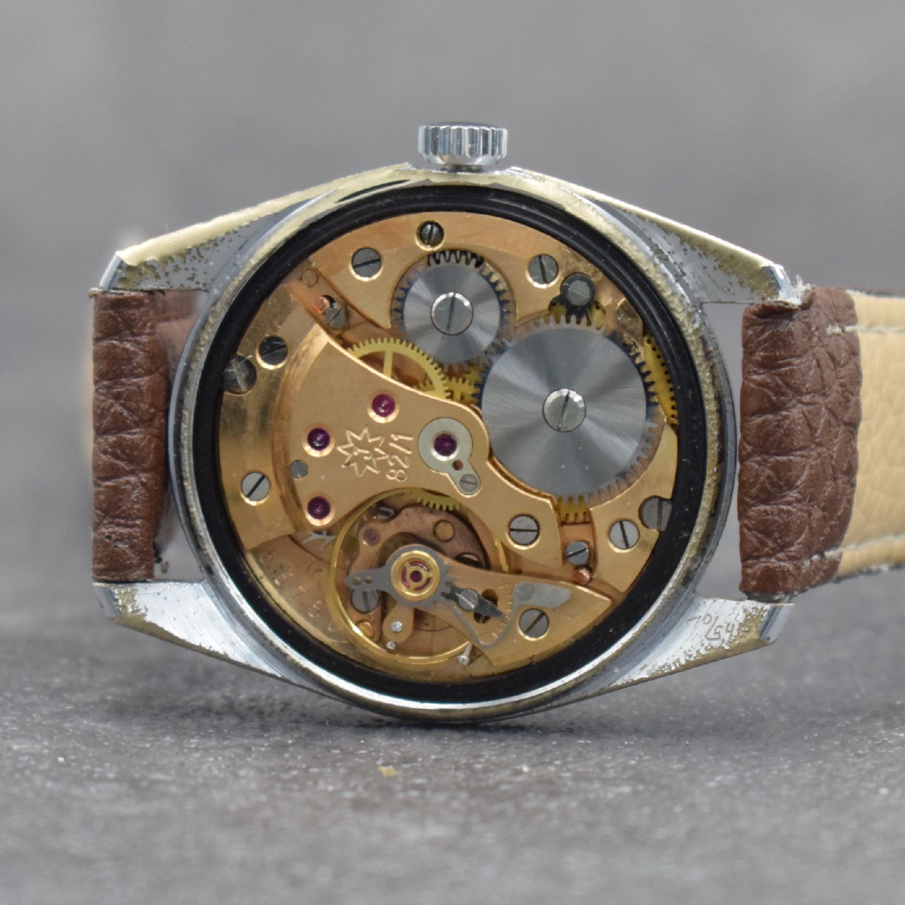 Detail g: JUNGHANS Chronometer Herrenarmbanduhr mit schwarzem Zifferblatt Kal. 82/1, Deutschland um 1960, Handaufzug, verchr. Geh., Stahlboden geschr., ...