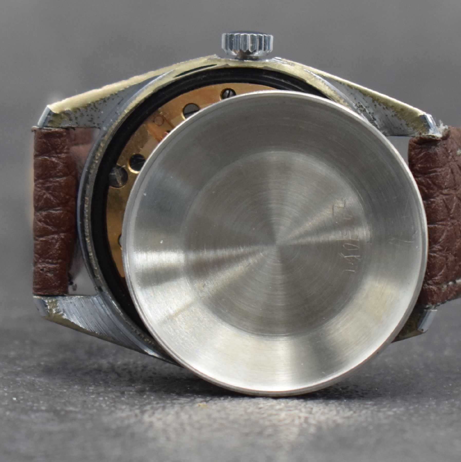 Detail h: JUNGHANS Chronometer Herrenarmbanduhr mit schwarzem Zifferblatt Kal. 82/1, Deutschland um 1960, Handaufzug, verchr. Geh., Stahlboden geschr., ...