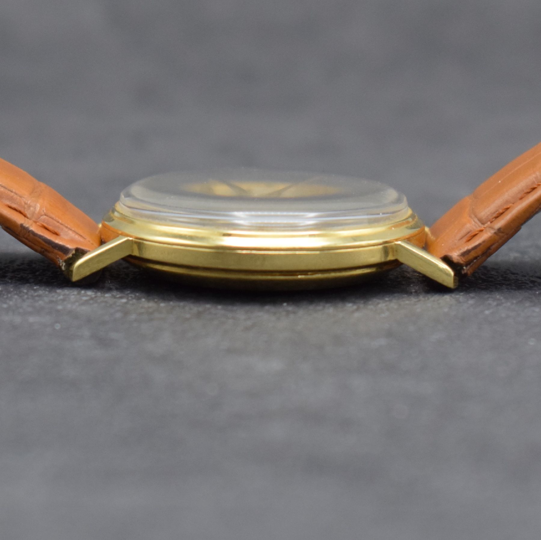 Detail d: LONGINES Flagship Herrenarmbanduhr in GG 750/000 Ref. 3417, Schweiz um 1966, Automatik, 3-teil. Geh. l. dell., Boden entsprechend Symbolik & Glasrand ...