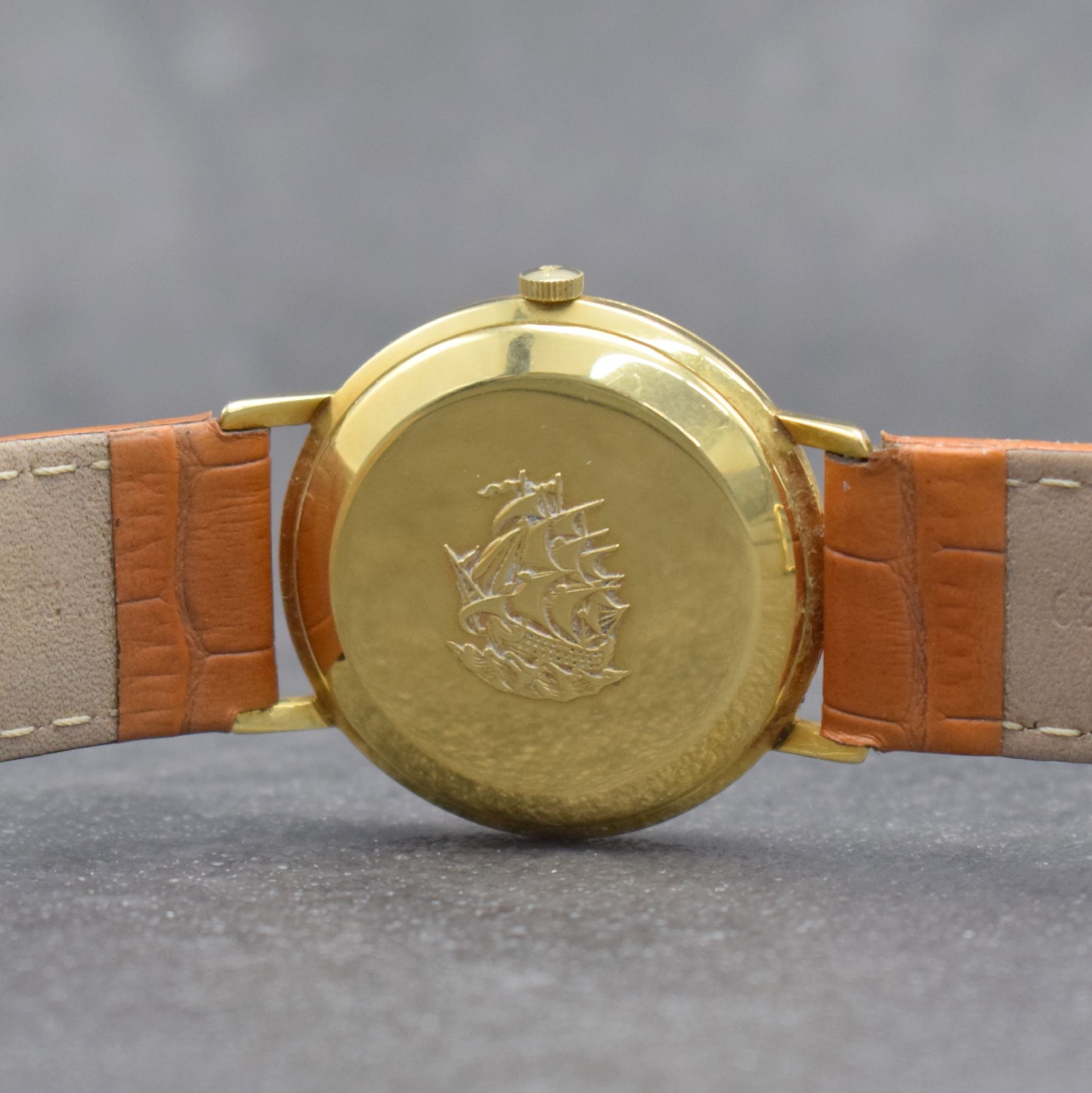 Detail e: LONGINES Flagship Herrenarmbanduhr in GG 750/000 Ref. 3417, Schweiz um 1966, Automatik, 3-teil. Geh. l. dell., Boden entsprechend Symbolik & Glasrand ...