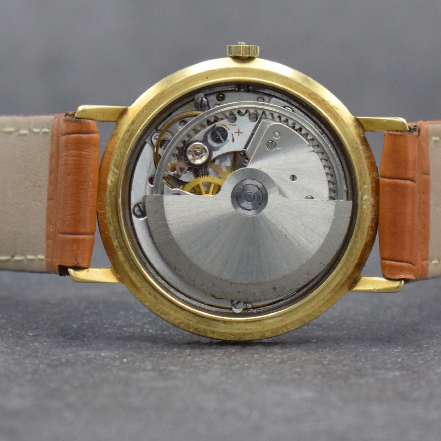 Detail g: LONGINES Flagship Herrenarmbanduhr in GG 750/000 Ref. 3417, Schweiz um 1966, Automatik, 3-teil. Geh. l. dell., Boden entsprechend Symbolik & Glasrand ...