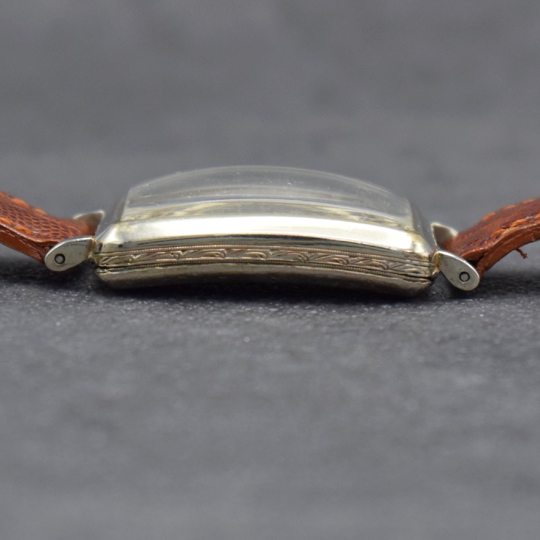 Detail d: LONGINES Herrenarmbanduhr in 14k gold filled, Schweiz für US-Markt um 1925, 2-teil. gedr. AW-Geh., silb. Zifferbl. m. aufges. Std.-Ind. rest., ...