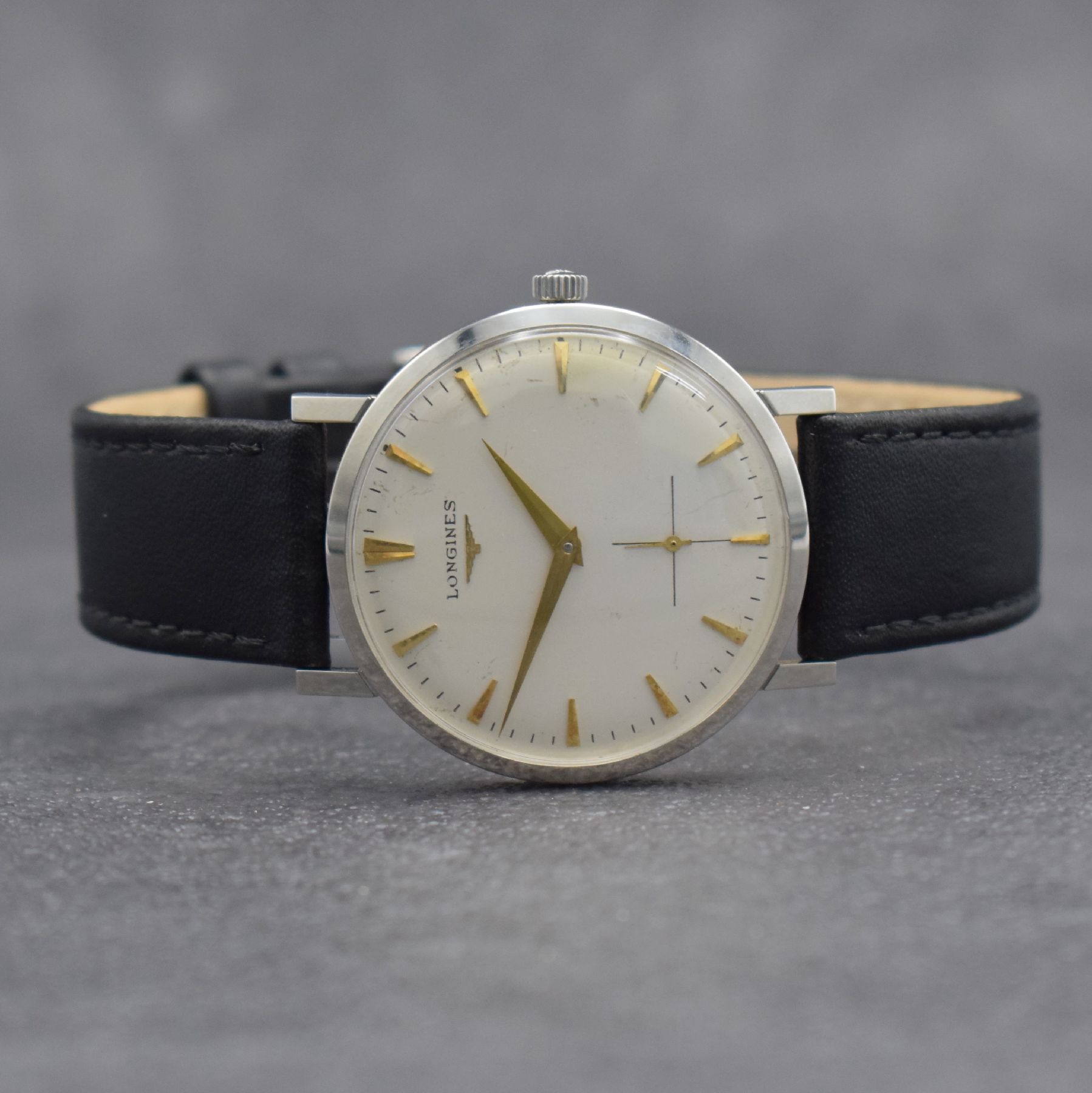 LONGINES Herrenarmbanduhr in Stahl Ref. 8236 1, Schweiz um 1961, 3-teil. Gehäuse, Boden & Glasrand aufgedr., orig. Krone, silb. Zifferbl. m. aufges. ...