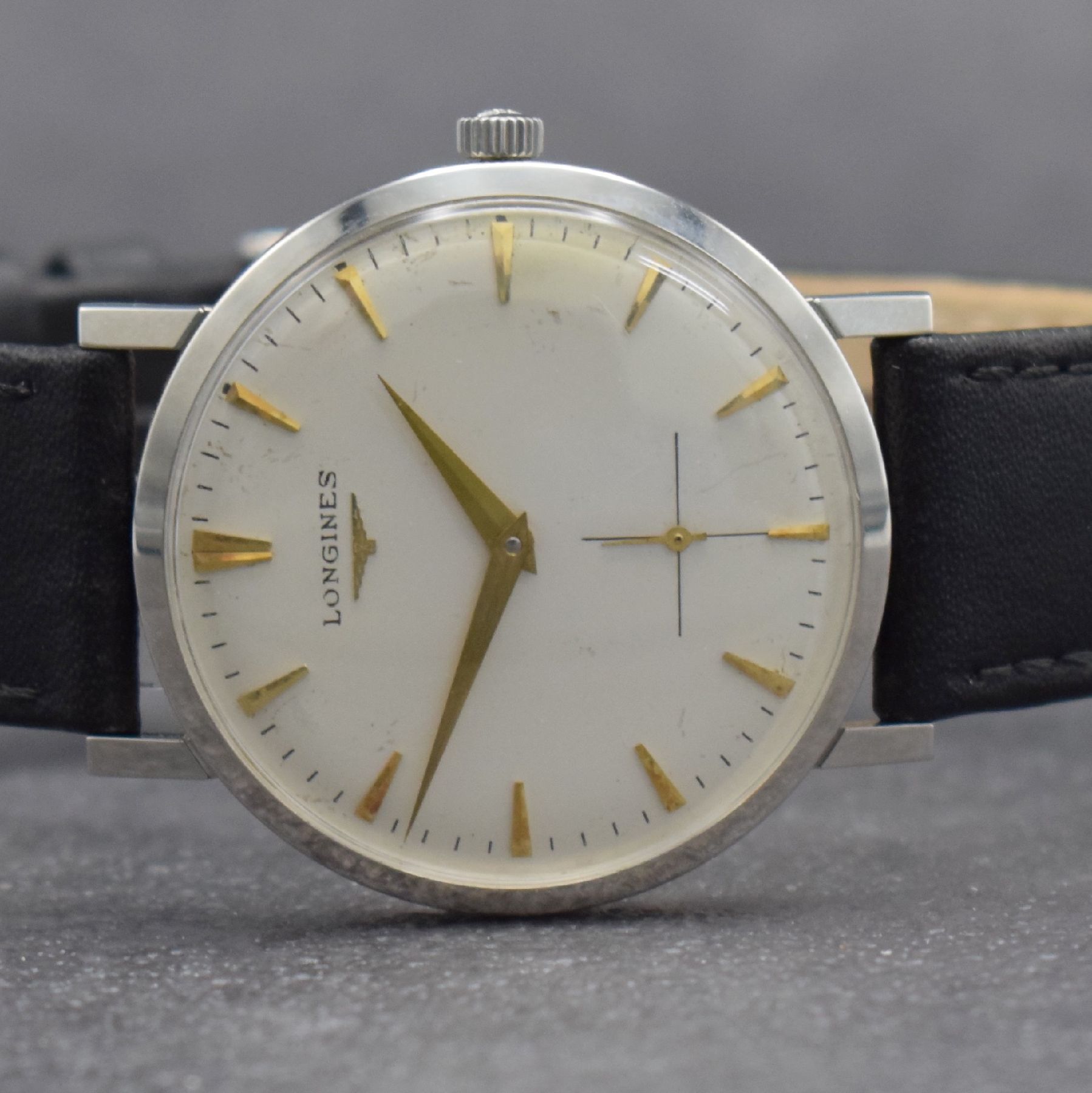Detail a: LONGINES Herrenarmbanduhr in Stahl Ref. 8236 1, Schweiz um 1961, 3-teil. Gehäuse, Boden & Glasrand aufgedr., orig. Krone, silb. Zifferbl. m. aufges. ...