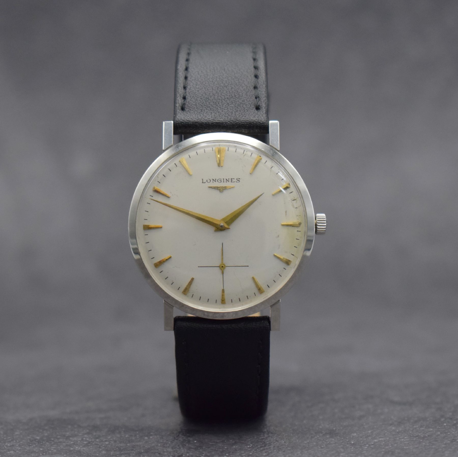 Detail b: LONGINES Herrenarmbanduhr in Stahl Ref. 8236 1, Schweiz um 1961, 3-teil. Gehäuse, Boden & Glasrand aufgedr., orig. Krone, silb. Zifferbl. m. aufges. ...