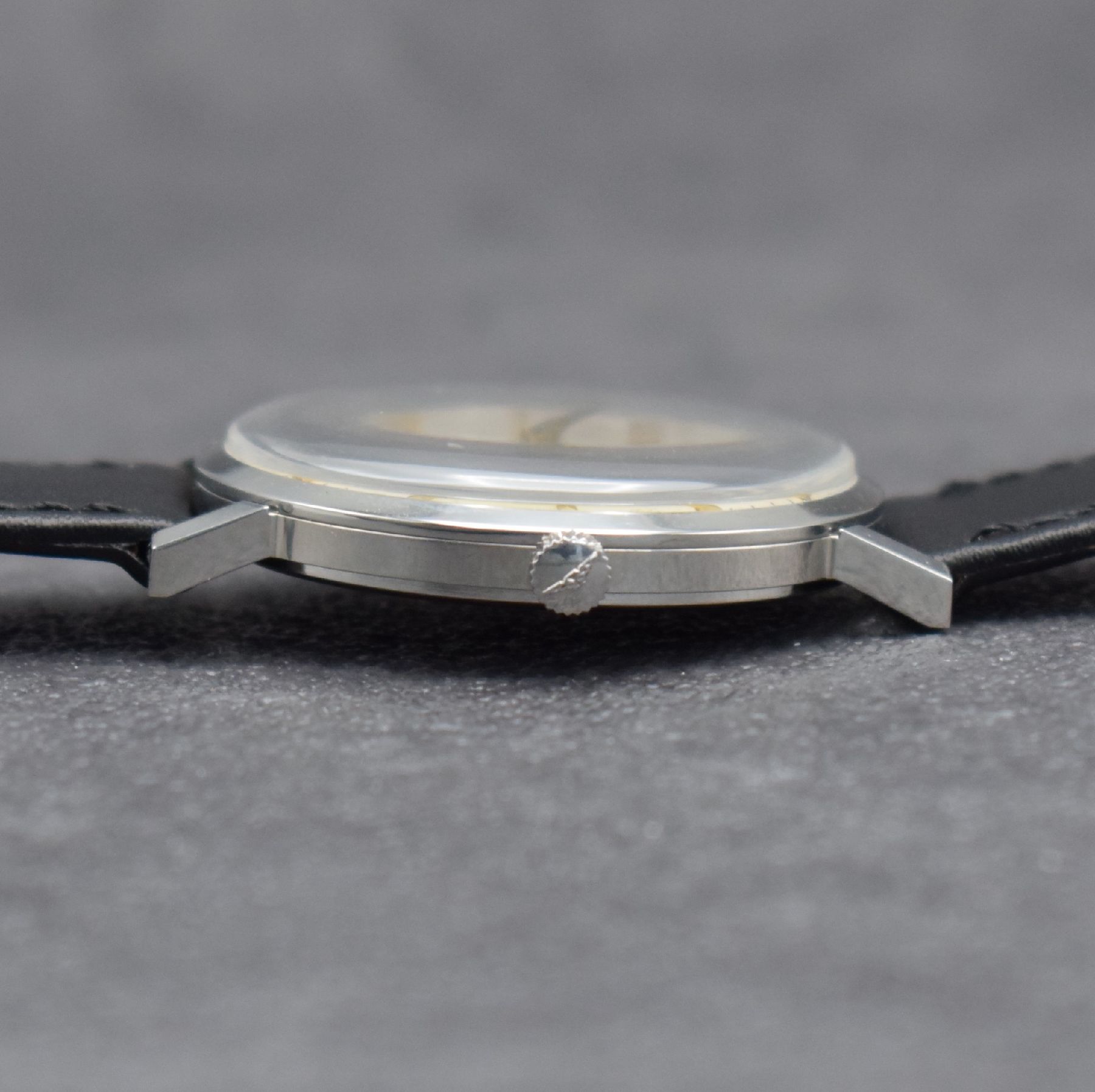 Detail c: LONGINES Herrenarmbanduhr in Stahl Ref. 8236 1, Schweiz um 1961, 3-teil. Gehäuse, Boden & Glasrand aufgedr., orig. Krone, silb. Zifferbl. m. aufges. ...