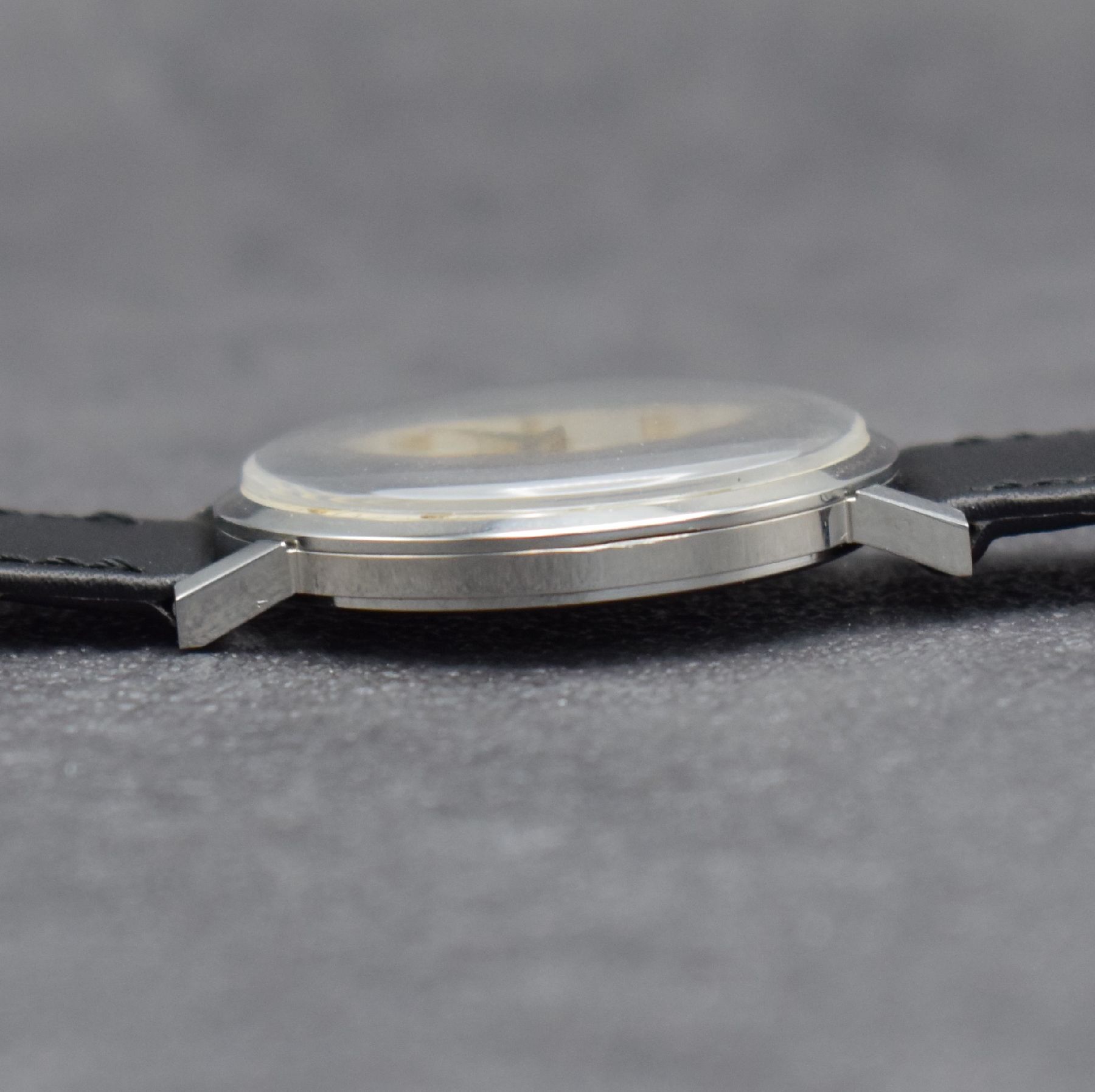 Detail d: LONGINES Herrenarmbanduhr in Stahl Ref. 8236 1, Schweiz um 1961, 3-teil. Gehäuse, Boden & Glasrand aufgedr., orig. Krone, silb. Zifferbl. m. aufges. ...