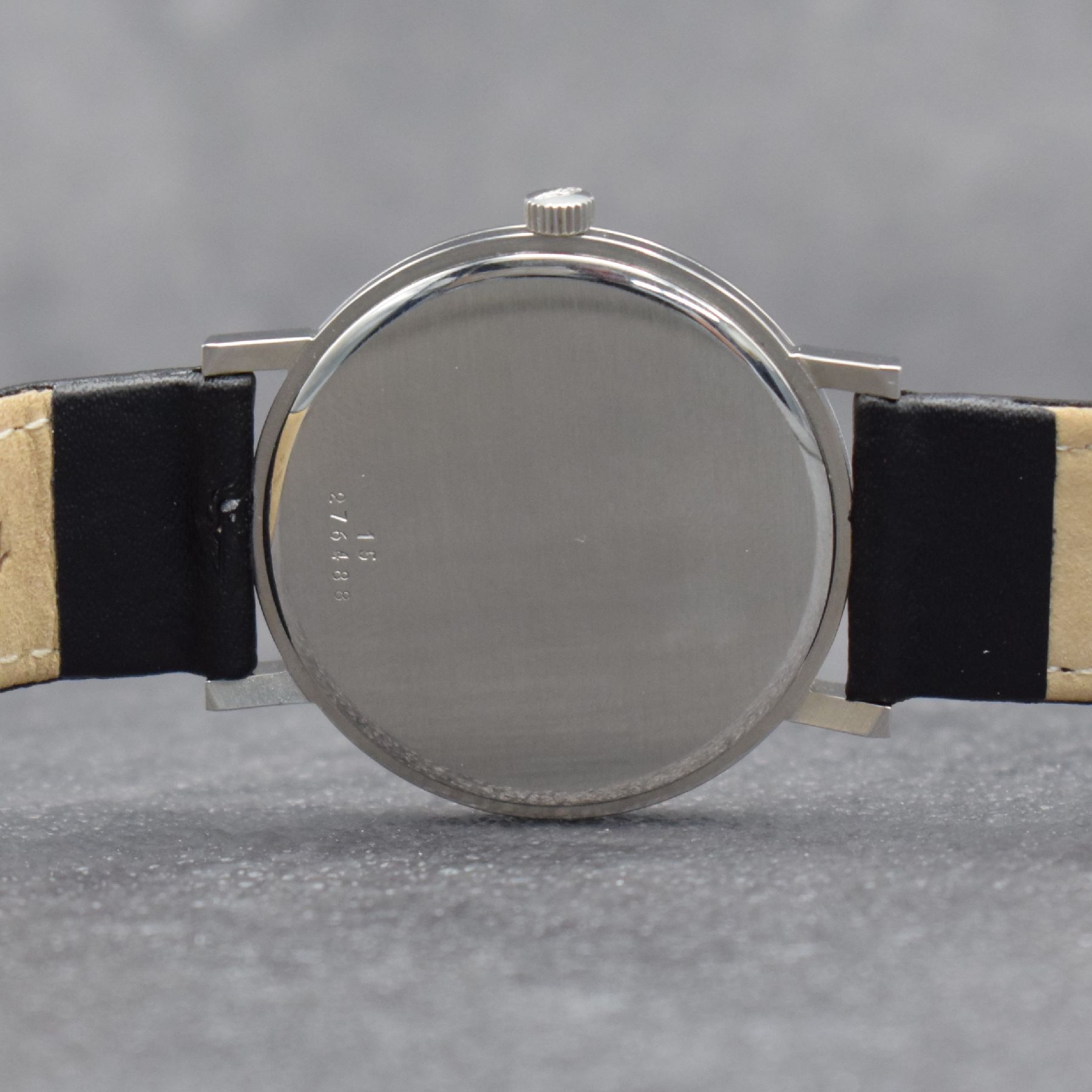 Detail e: LONGINES Herrenarmbanduhr in Stahl Ref. 8236 1, Schweiz um 1961, 3-teil. Gehäuse, Boden & Glasrand aufgedr., orig. Krone, silb. Zifferbl. m. aufges. ...