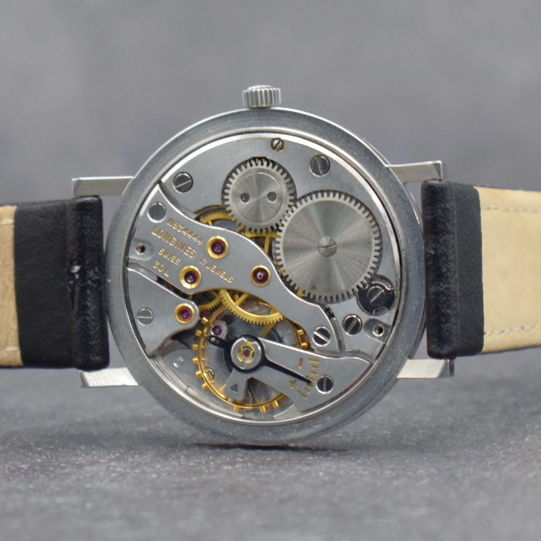 Detail f: LONGINES Herrenarmbanduhr in Stahl Ref. 8236 1, Schweiz um 1961, 3-teil. Gehäuse, Boden & Glasrand aufgedr., orig. Krone, silb. Zifferbl. m. aufges. ...