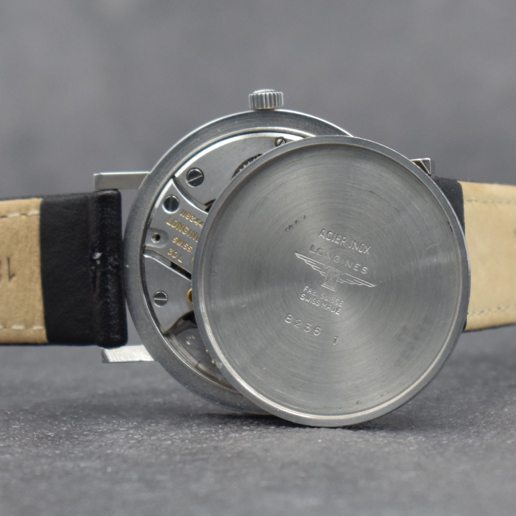 Detail g: LONGINES Herrenarmbanduhr in Stahl Ref. 8236 1, Schweiz um 1961, 3-teil. Gehäuse, Boden & Glasrand aufgedr., orig. Krone, silb. Zifferbl. m. aufges. ...