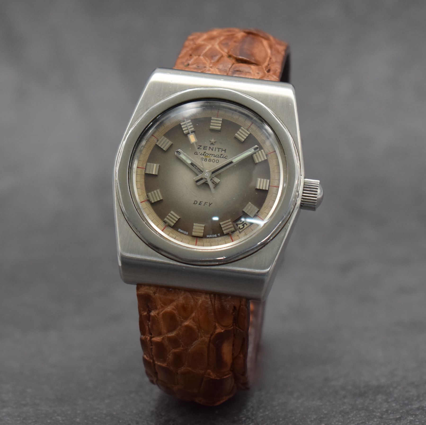 ZENITH Defy 28800 Herrenarmbanduhr in Stahl Referenz 289E144, Schweiz um 1970, Automatik, massives, verschr. Gehäuse, graues Zifferbl. m. aufges. ...
