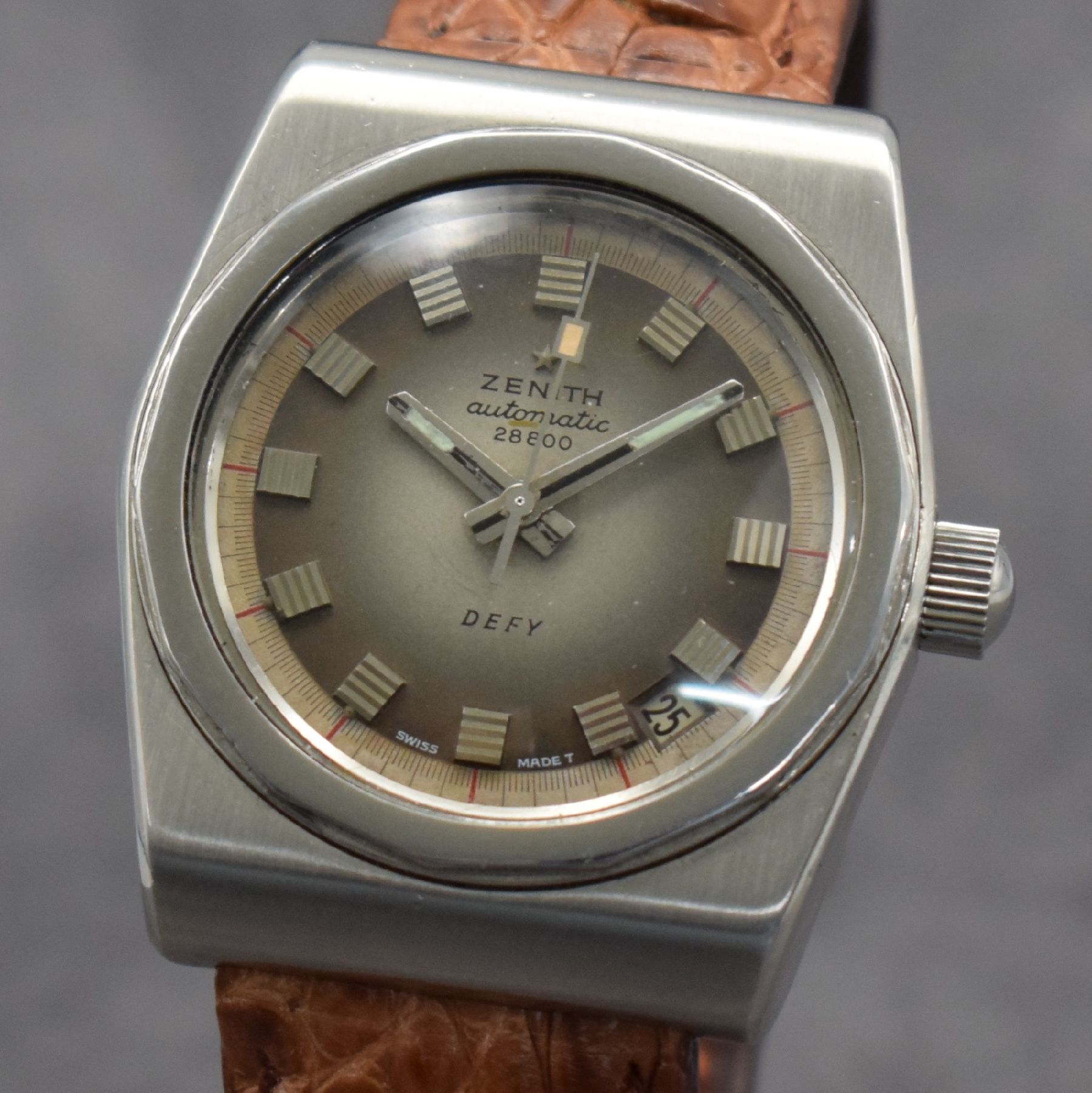 Detail a: ZENITH Defy 28800 Herrenarmbanduhr in Stahl Referenz 289E144, Schweiz um 1970, Automatik, massives, verschr. Gehäuse, graues Zifferbl. m. aufges. ...