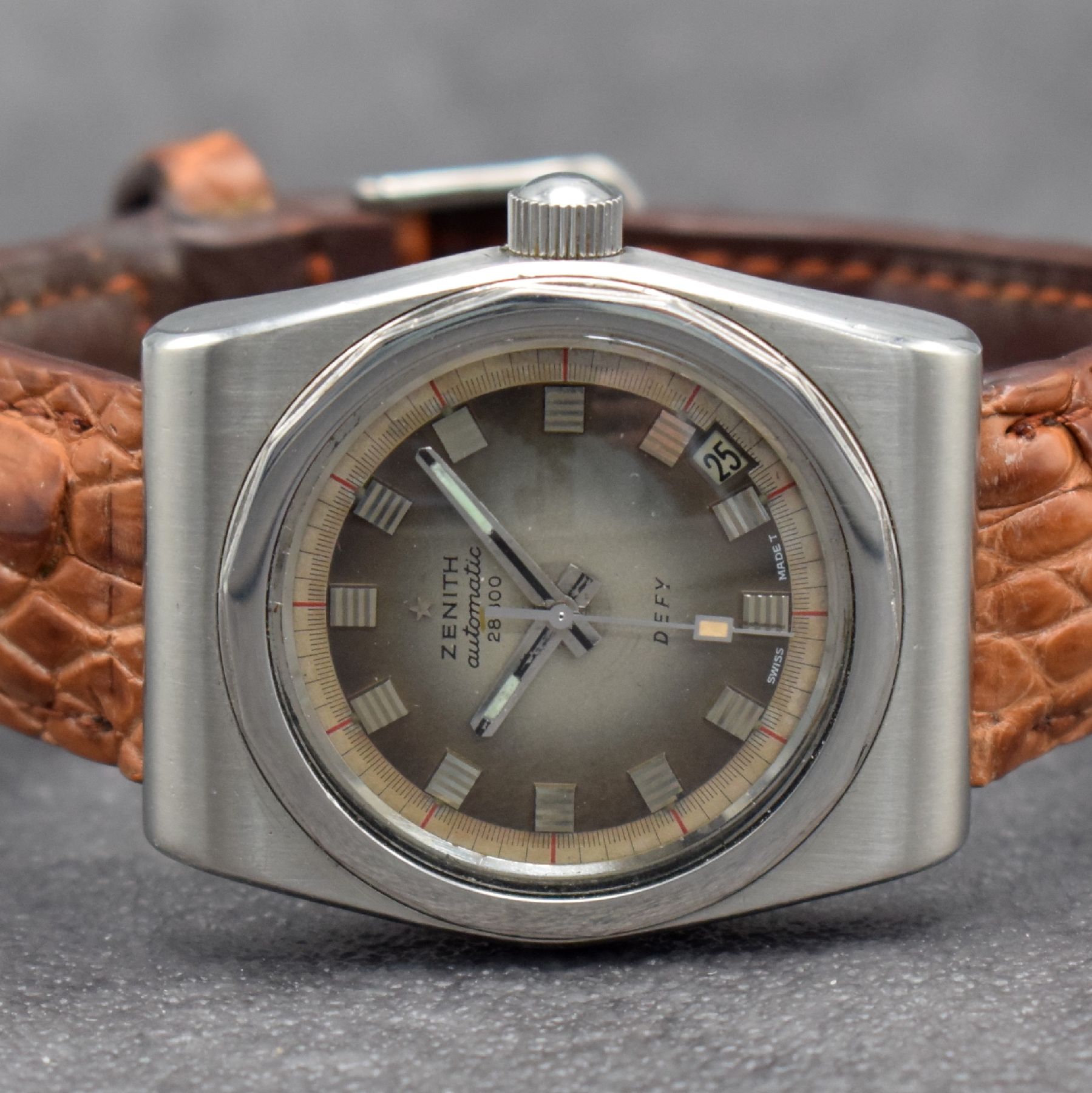 Detail b: ZENITH Defy 28800 Herrenarmbanduhr in Stahl Referenz 289E144, Schweiz um 1970, Automatik, massives, verschr. Gehäuse, graues Zifferbl. m. aufges. ...