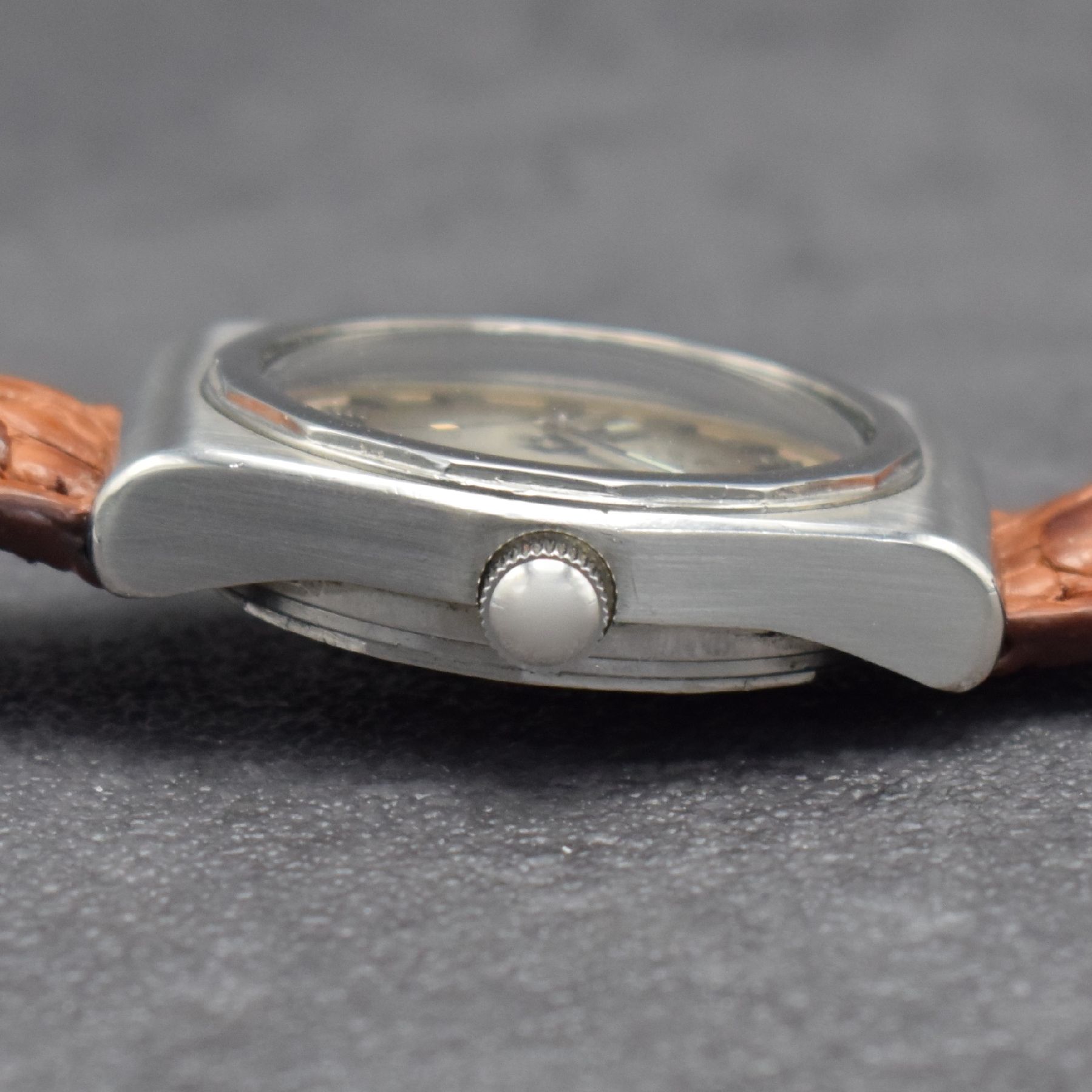 Detail c: ZENITH Defy 28800 Herrenarmbanduhr in Stahl Referenz 289E144, Schweiz um 1970, Automatik, massives, verschr. Gehäuse, graues Zifferbl. m. aufges. ...