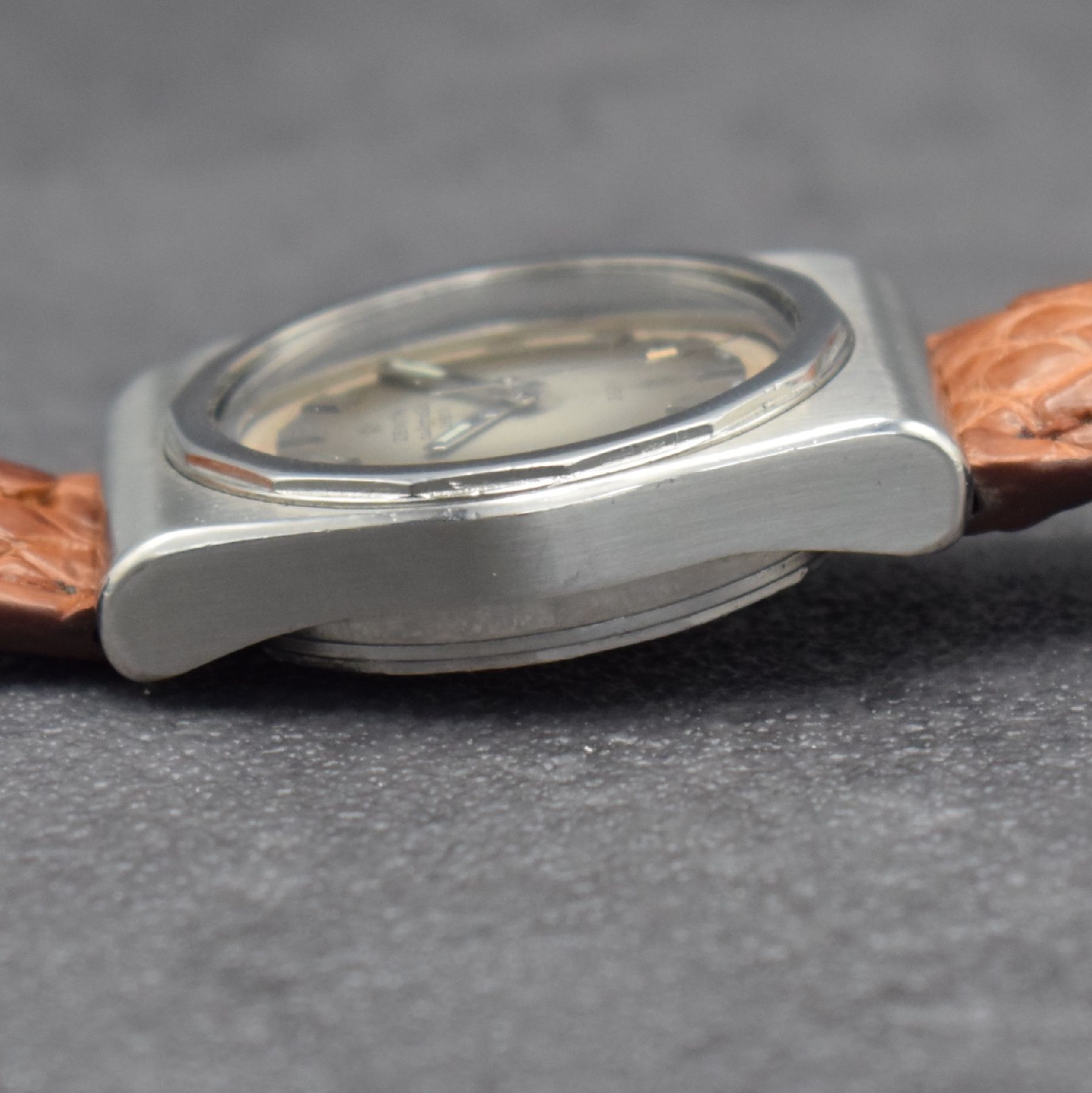 Detail d: ZENITH Defy 28800 Herrenarmbanduhr in Stahl Referenz 289E144, Schweiz um 1970, Automatik, massives, verschr. Gehäuse, graues Zifferbl. m. aufges. ...