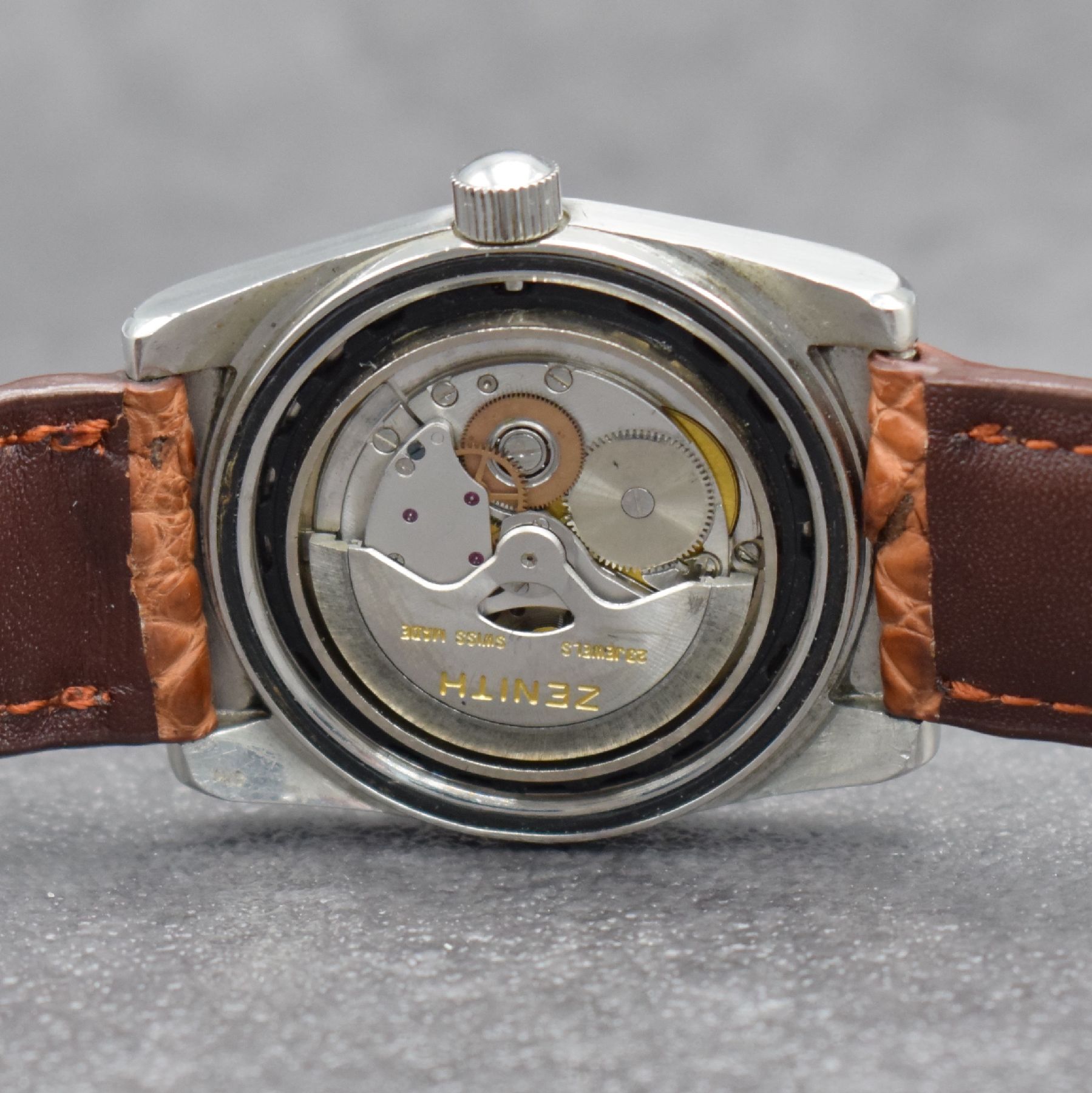 Detail f: ZENITH Defy 28800 Herrenarmbanduhr in Stahl Referenz 289E144, Schweiz um 1970, Automatik, massives, verschr. Gehäuse, graues Zifferbl. m. aufges. ...