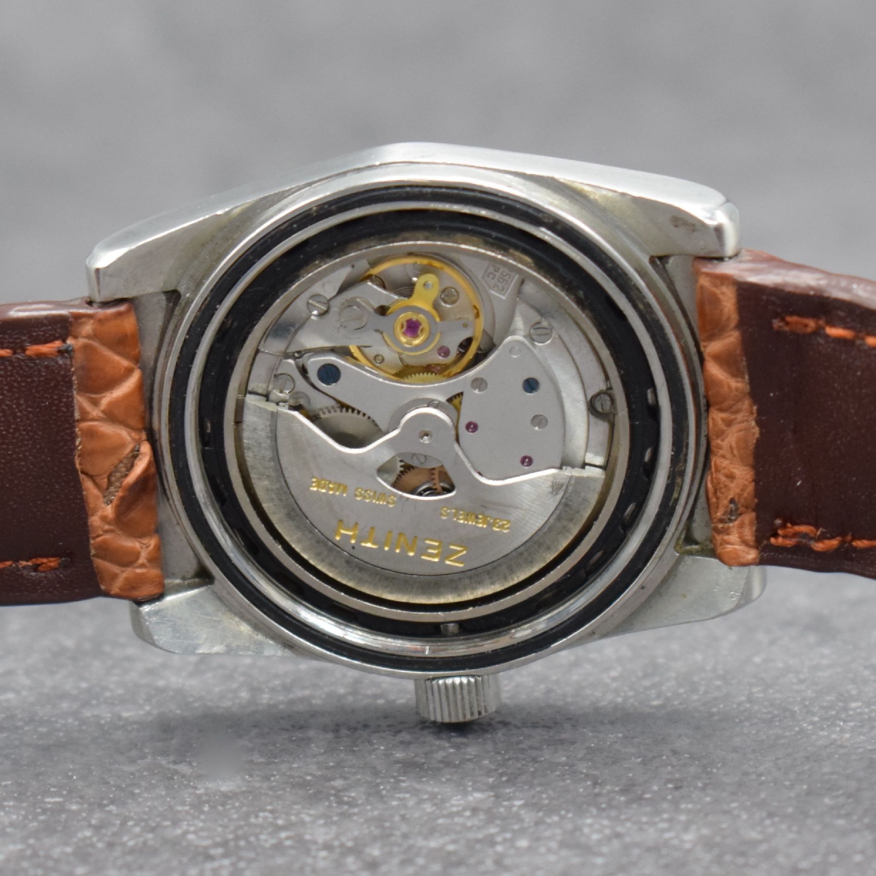 Detail g: ZENITH Defy 28800 Herrenarmbanduhr in Stahl Referenz 289E144, Schweiz um 1970, Automatik, massives, verschr. Gehäuse, graues Zifferbl. m. aufges. ...