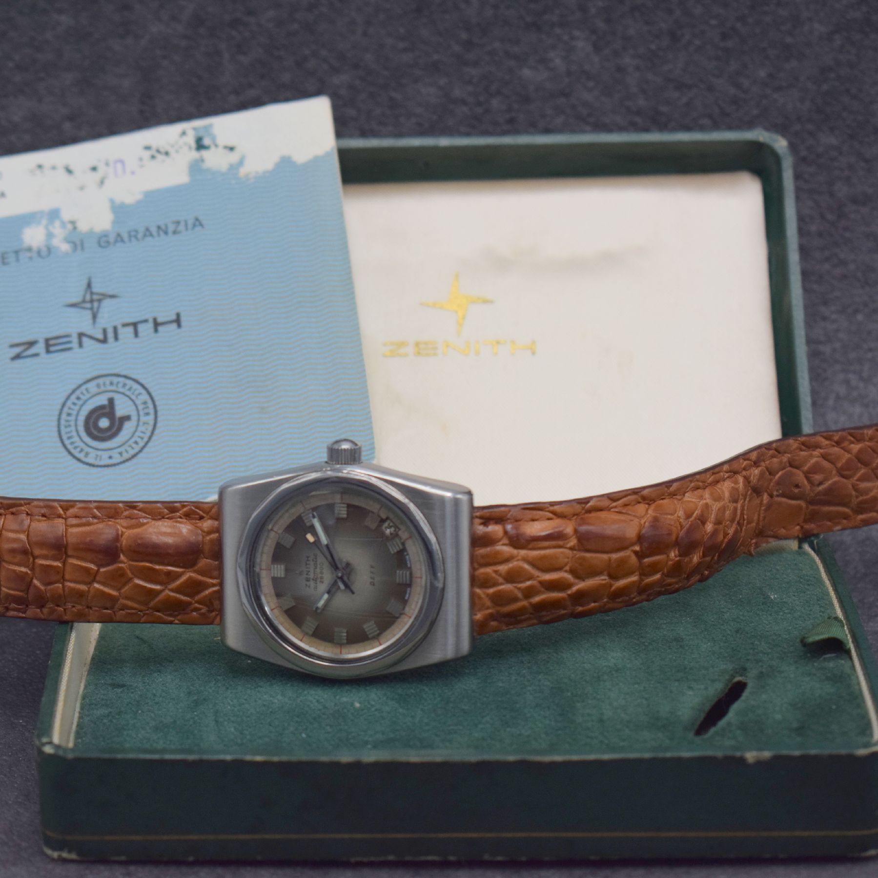 Detail i: ZENITH Defy 28800 Herrenarmbanduhr in Stahl Referenz 289E144, Schweiz um 1970, Automatik, massives, verschr. Gehäuse, graues Zifferbl. m. aufges. ...