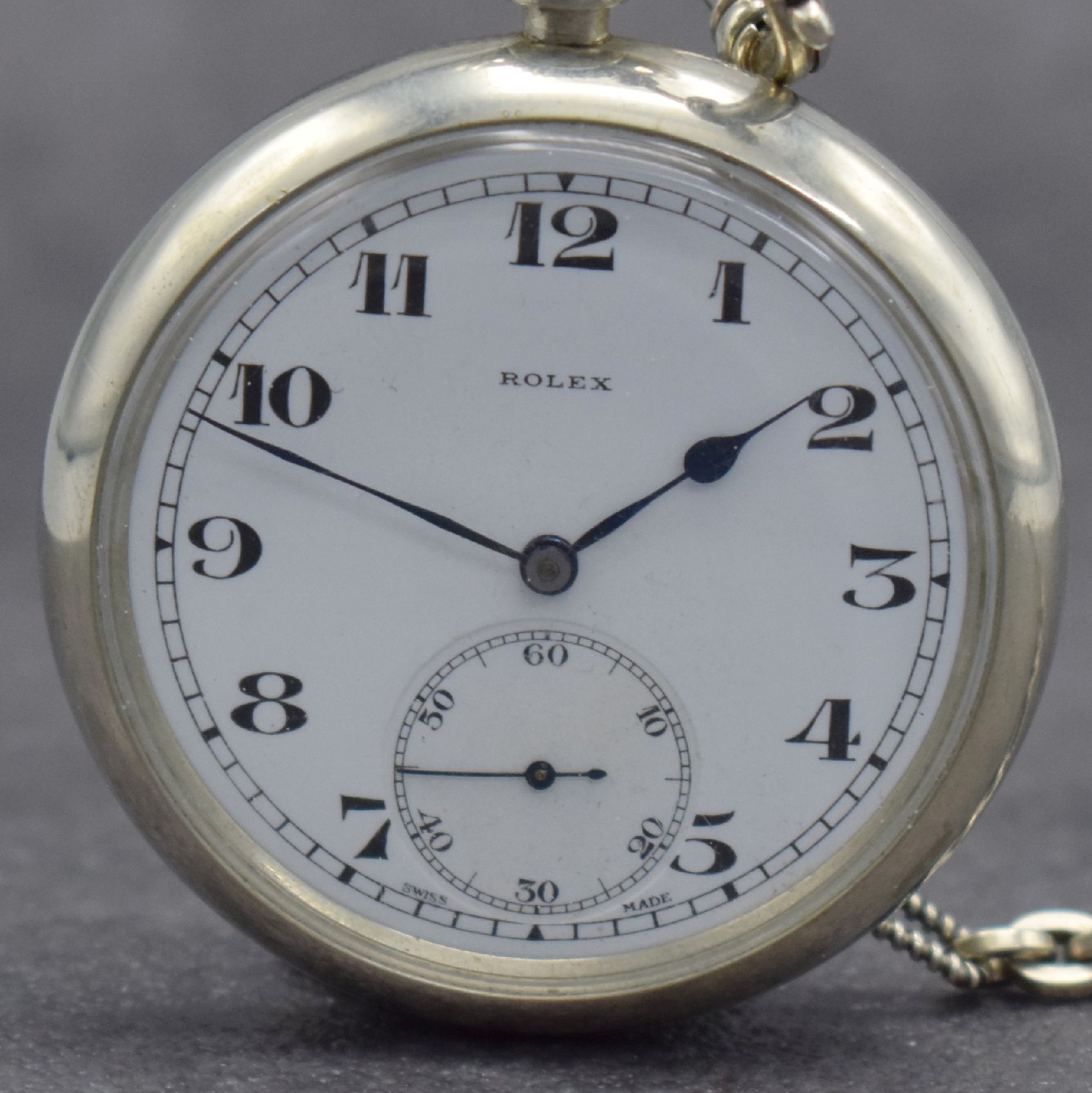 Detail a: ROLEX offene Dienstuhr der britischen Armee in Nickel, Schweiz um 1920, verschr. Gehäuse, Boden m. Militärgravur, Emailzifferbl. m. arab. Zahlen, ...