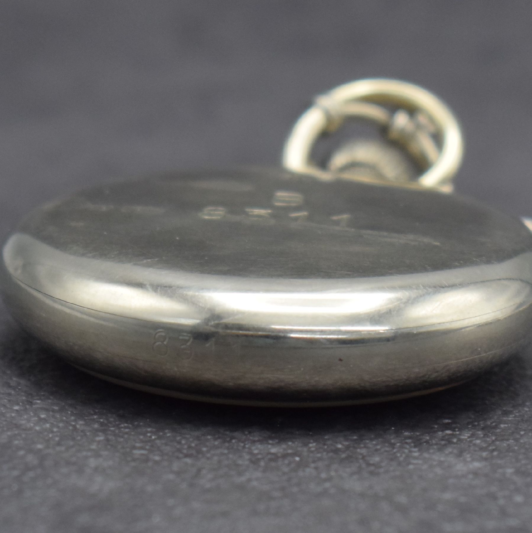 Detail b: ROLEX offene Dienstuhr der britischen Armee in Nickel, Schweiz um 1920, verschr. Gehäuse, Boden m. Militärgravur, Emailzifferbl. m. arab. Zahlen, ...