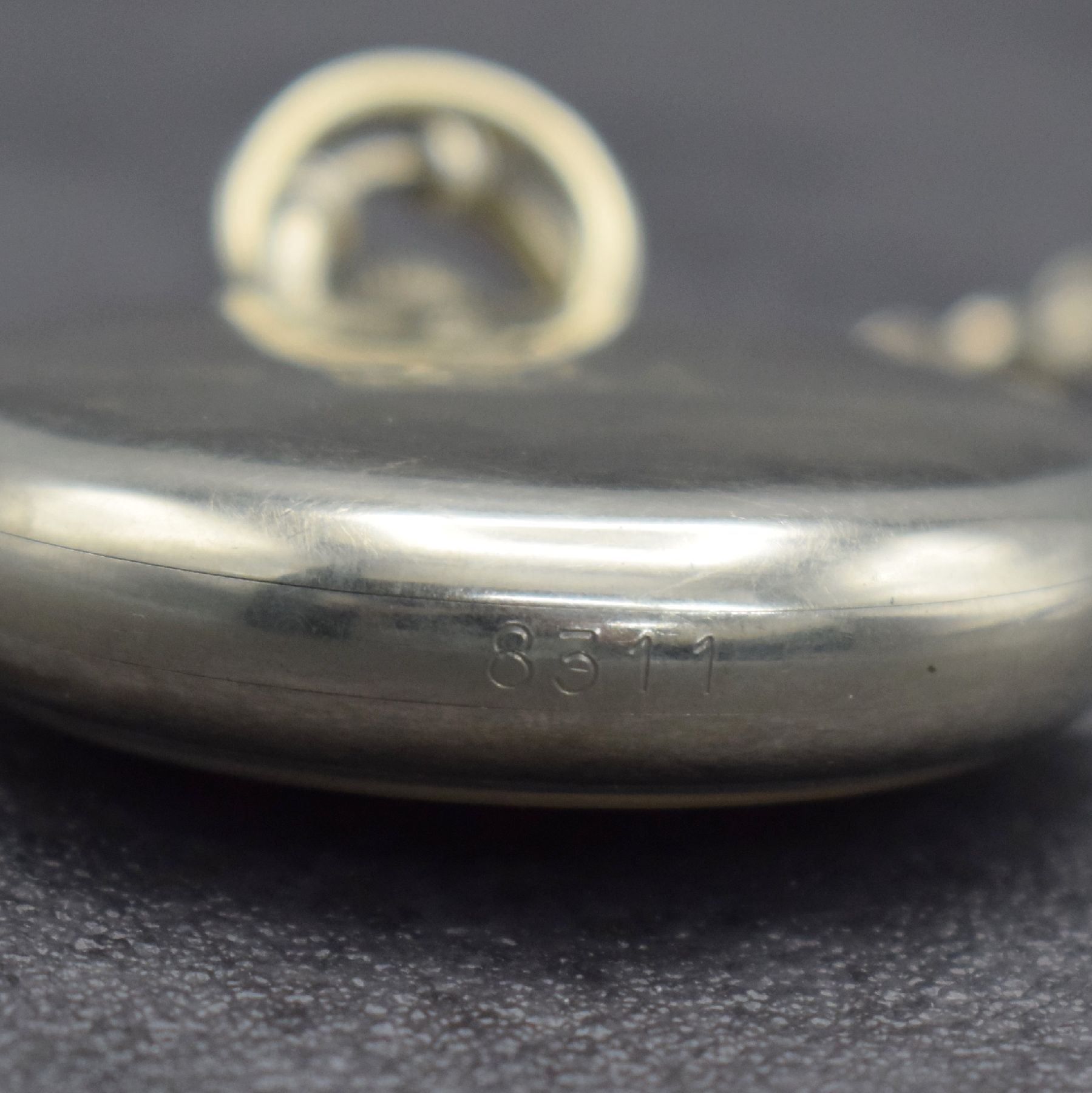 Detail c: ROLEX offene Dienstuhr der britischen Armee in Nickel, Schweiz um 1920, verschr. Gehäuse, Boden m. Militärgravur, Emailzifferbl. m. arab. Zahlen, ...