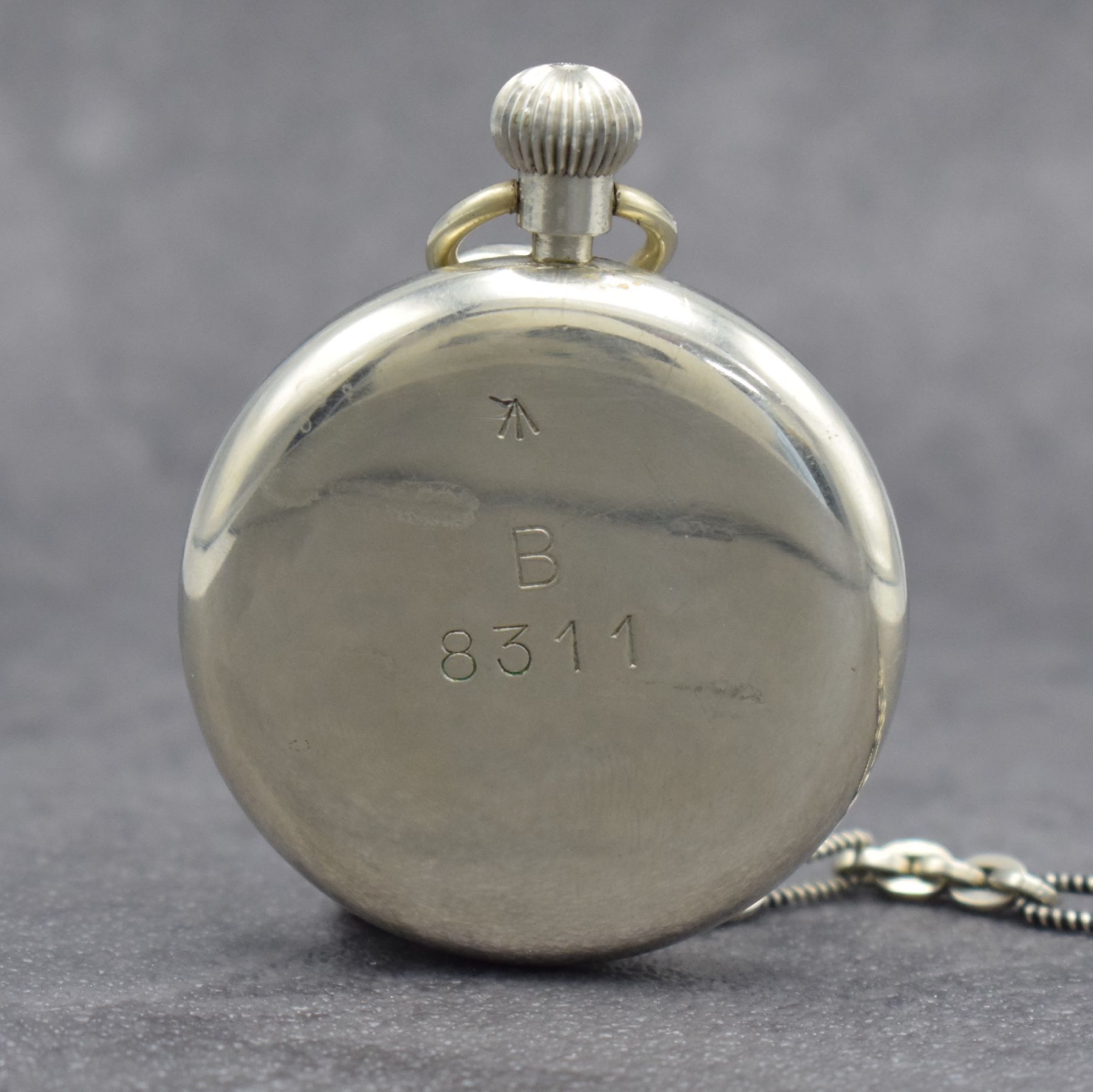 Detail d: ROLEX offene Dienstuhr der britischen Armee in Nickel, Schweiz um 1920, verschr. Gehäuse, Boden m. Militärgravur, Emailzifferbl. m. arab. Zahlen, ...