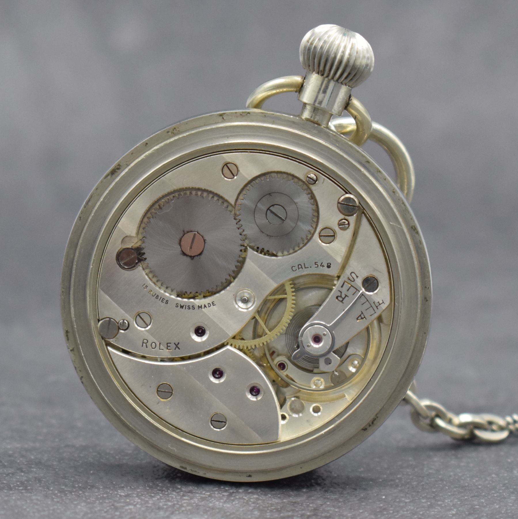 Detail e: ROLEX offene Dienstuhr der britischen Armee in Nickel, Schweiz um 1920, verschr. Gehäuse, Boden m. Militärgravur, Emailzifferbl. m. arab. Zahlen, ...