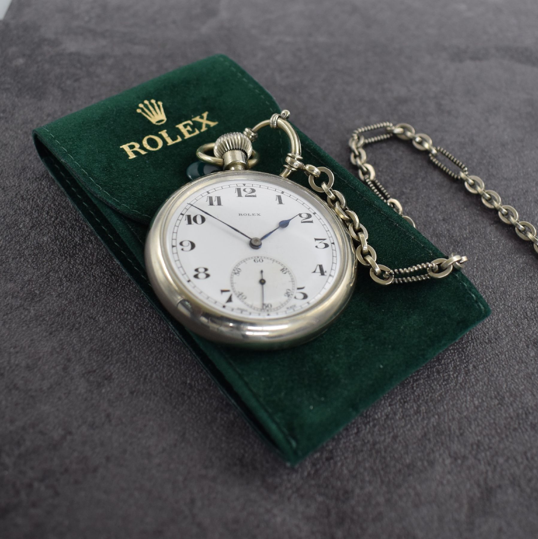 Detail g: ROLEX offene Dienstuhr der britischen Armee in Nickel, Schweiz um 1920, verschr. Gehäuse, Boden m. Militärgravur, Emailzifferbl. m. arab. Zahlen, ...