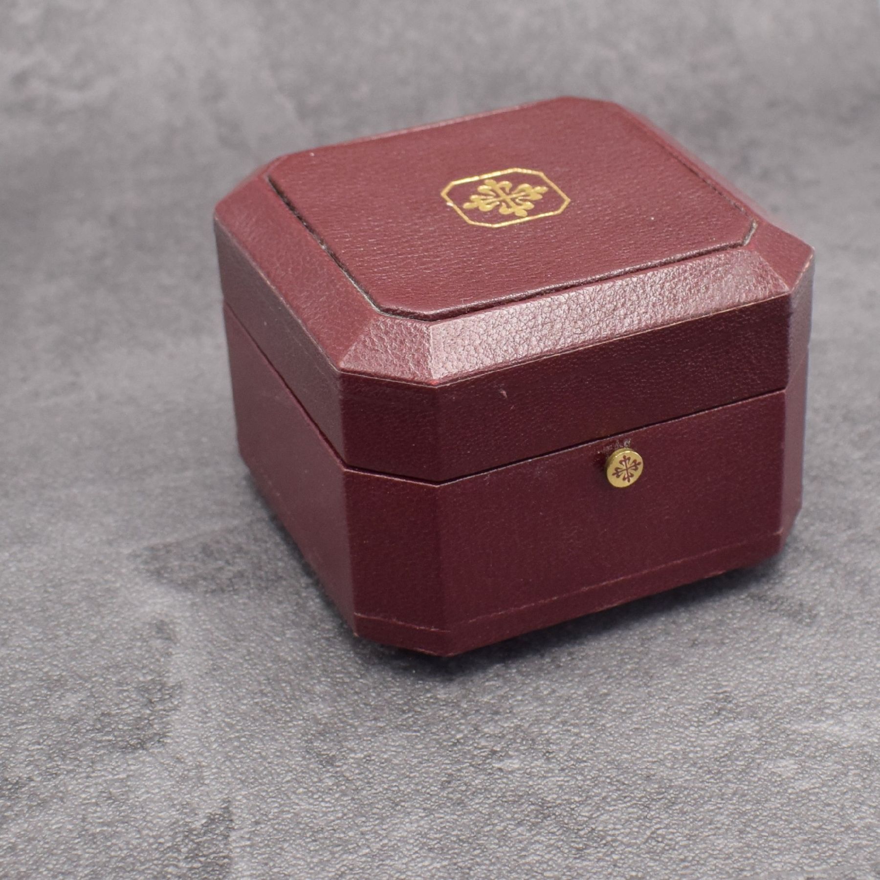 Detail a: PATEK PHILIPPE Box für Armbanduhr, Schweiz 1980er Jahre, u. a. f. Modell Nautilus, M. ca. 6,8 x 9,4 x 9,4, Inlay bzw. Spange fehlt, ...