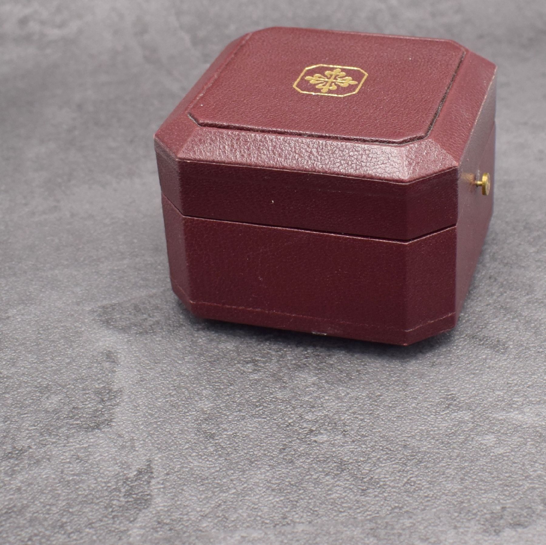 Detail b: PATEK PHILIPPE Box für Armbanduhr, Schweiz 1980er Jahre, u. a. f. Modell Nautilus, M. ca. 6,8 x 9,4 x 9,4, Inlay bzw. Spange fehlt, ...