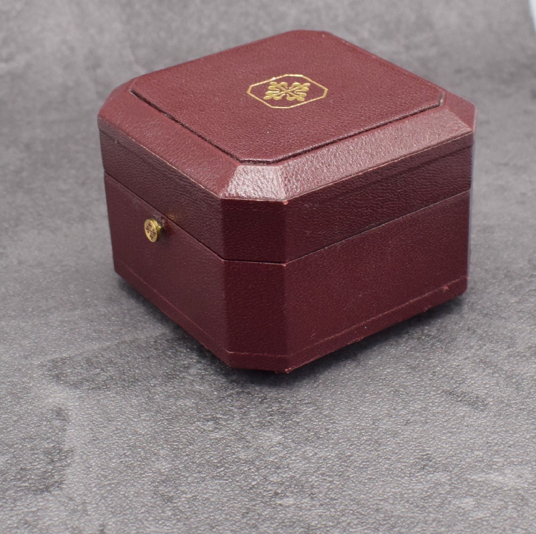 Detail c: PATEK PHILIPPE Box für Armbanduhr, Schweiz 1980er Jahre, u. a. f. Modell Nautilus, M. ca. 6,8 x 9,4 x 9,4, Inlay bzw. Spange fehlt, ...