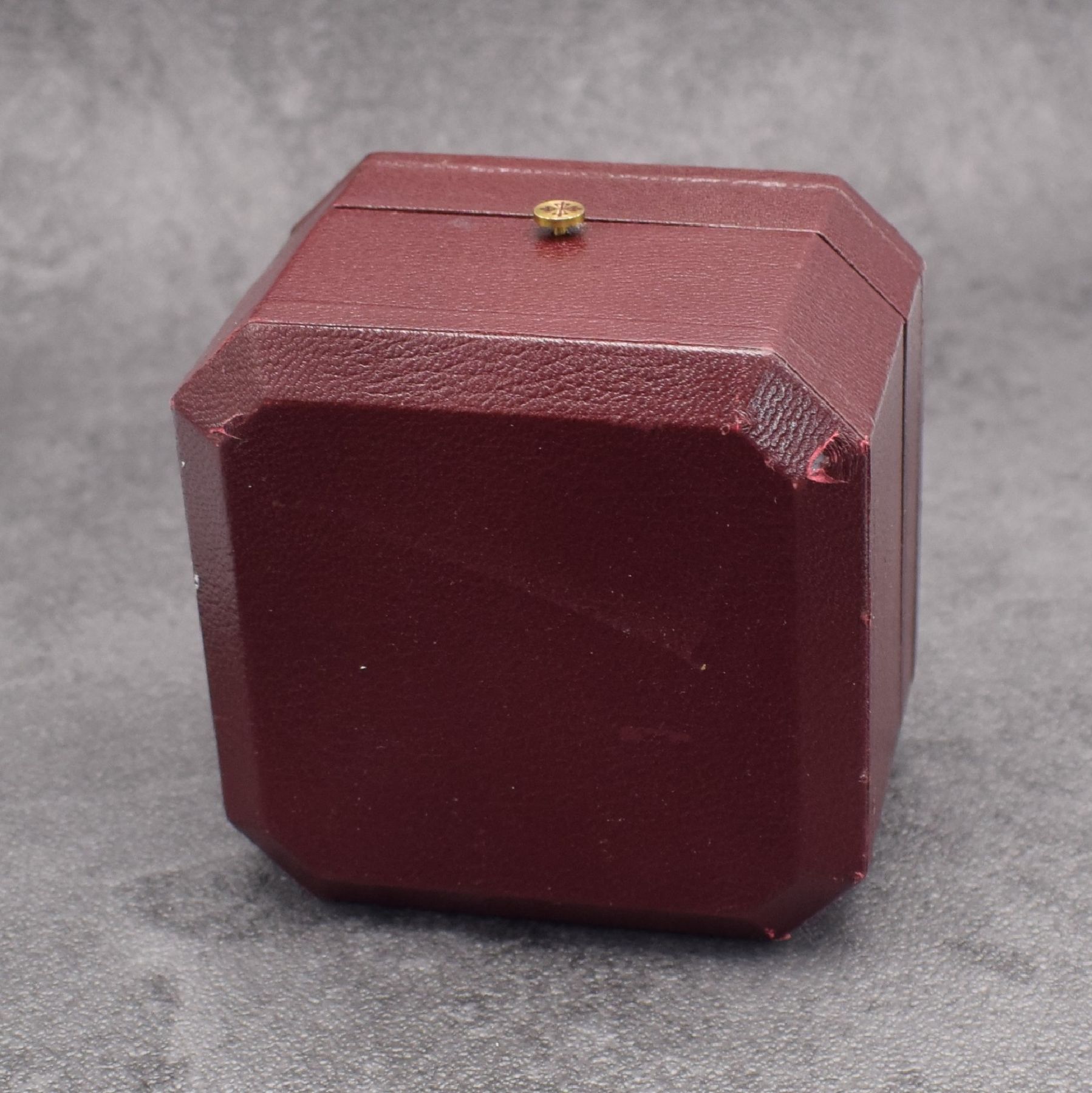 Detail d: PATEK PHILIPPE Box für Armbanduhr, Schweiz 1980er Jahre, u. a. f. Modell Nautilus, M. ca. 6,8 x 9,4 x 9,4, Inlay bzw. Spange fehlt, ...