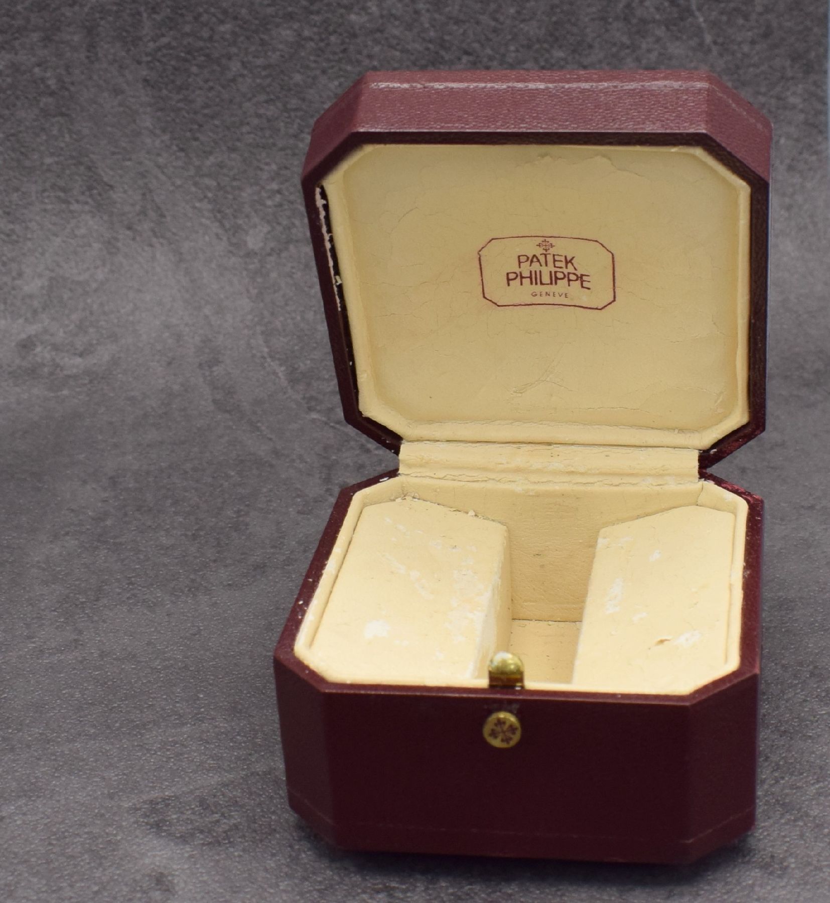 Detail e: PATEK PHILIPPE Box für Armbanduhr, Schweiz 1980er Jahre, u. a. f. Modell Nautilus, M. ca. 6,8 x 9,4 x 9,4, Inlay bzw. Spange fehlt, ...