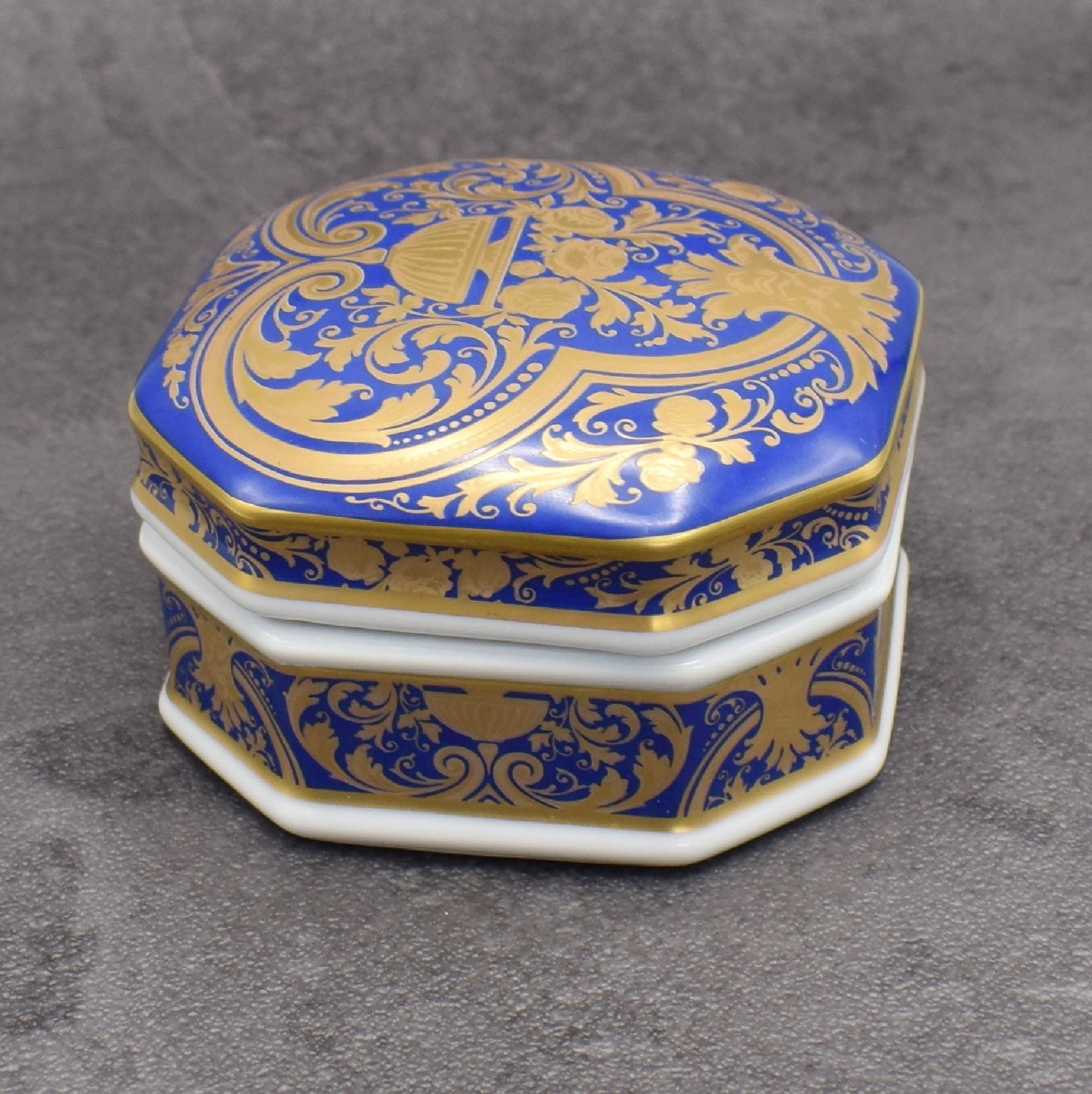 PATEK PHILIPPE / De Limoges France Collection 2000, limitierte Porzellan-Dose bzw. Bonbonniere, aufw. floral in blau/ gold bemalt, rückseitig ...