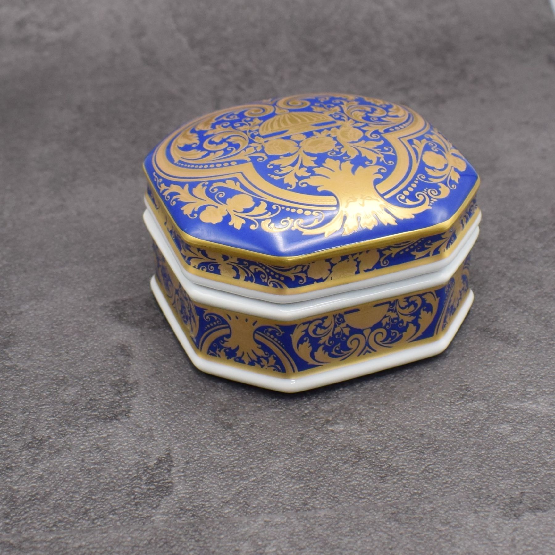 Detail a: PATEK PHILIPPE / De Limoges France Collection 2000, limitierte Porzellan-Dose bzw. Bonbonniere, aufw. floral in blau/ gold bemalt, rückseitig ...