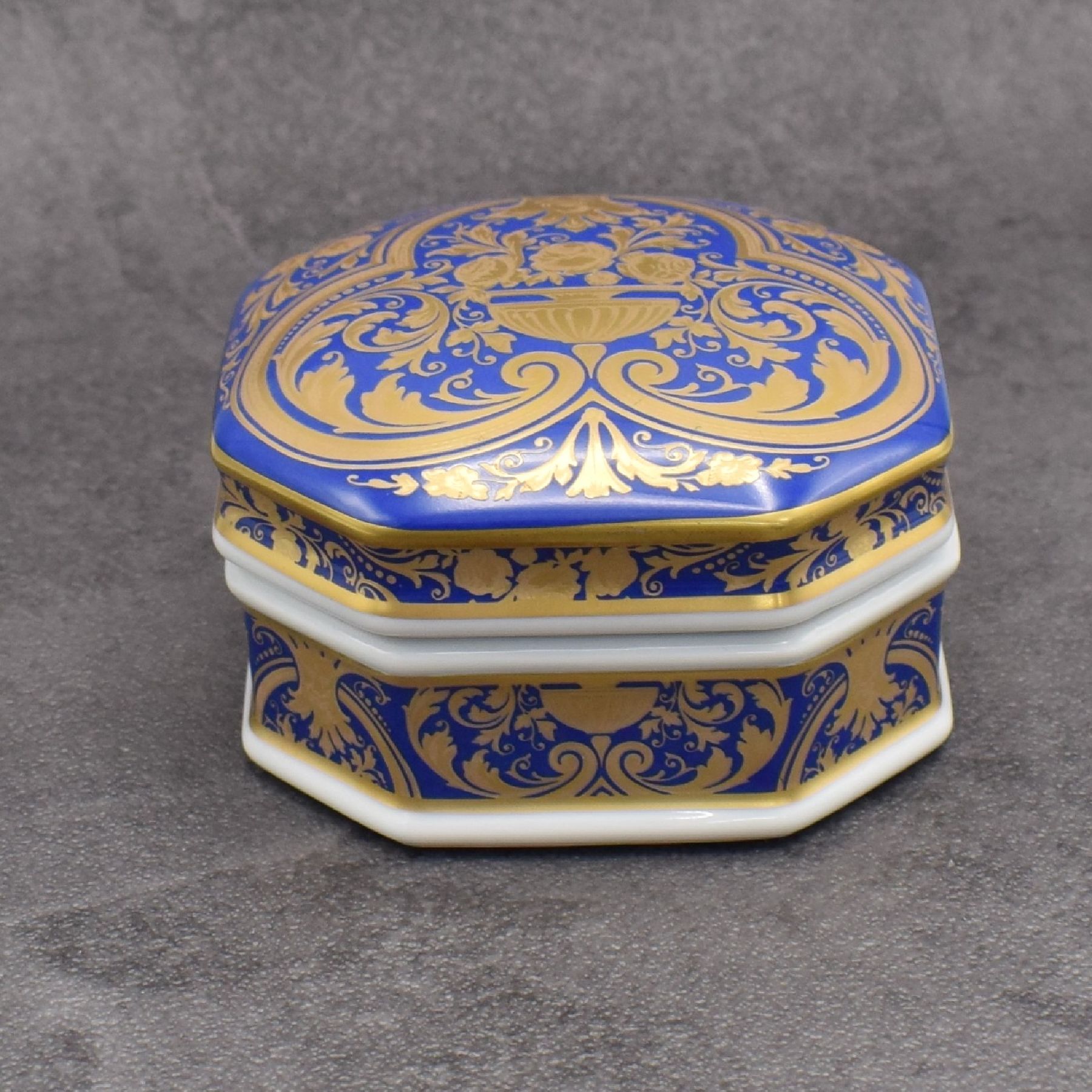 Detail b: PATEK PHILIPPE / De Limoges France Collection 2000, limitierte Porzellan-Dose bzw. Bonbonniere, aufw. floral in blau/ gold bemalt, rückseitig ...