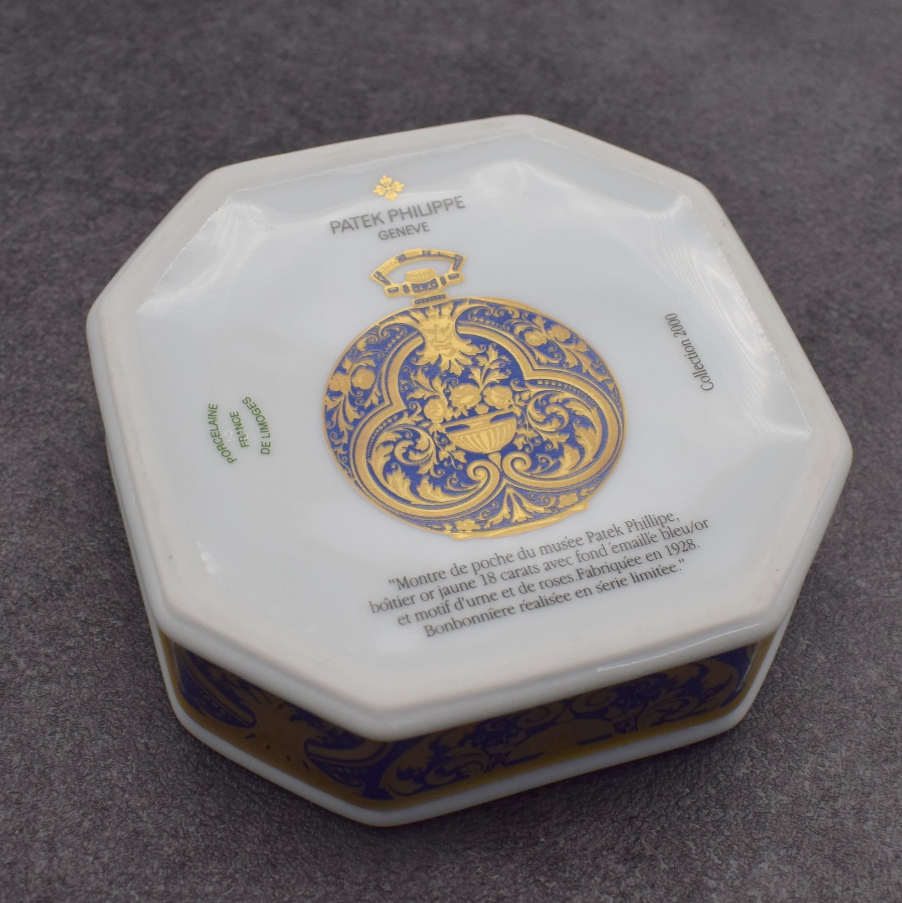 Detail e: PATEK PHILIPPE / De Limoges France Collection 2000, limitierte Porzellan-Dose bzw. Bonbonniere, aufw. floral in blau/ gold bemalt, rückseitig ...