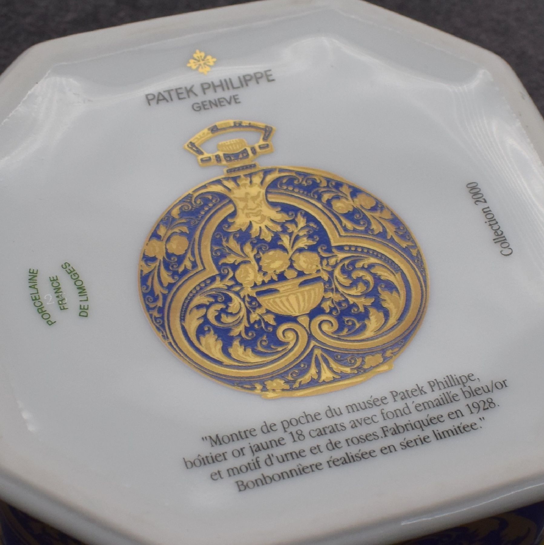 Detail f: PATEK PHILIPPE / De Limoges France Collection 2000, limitierte Porzellan-Dose bzw. Bonbonniere, aufw. floral in blau/ gold bemalt, rückseitig ...