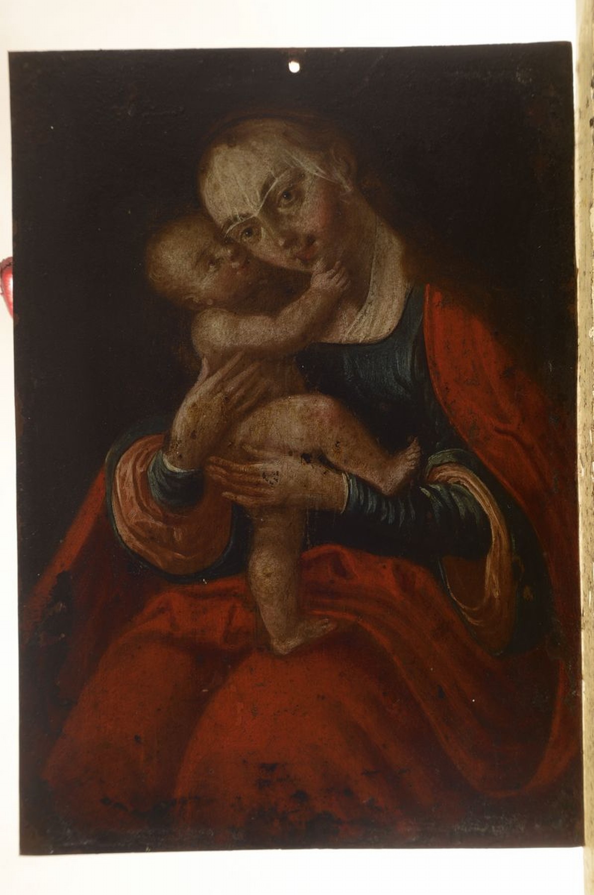 Detail k: Heiligenbild, süddeutsch, 18. Jh., Mutter Gottes mit Kind, auf Kupfer gemalt, Alters- und Gebr.-schäden, ca. 16 x 11 cm