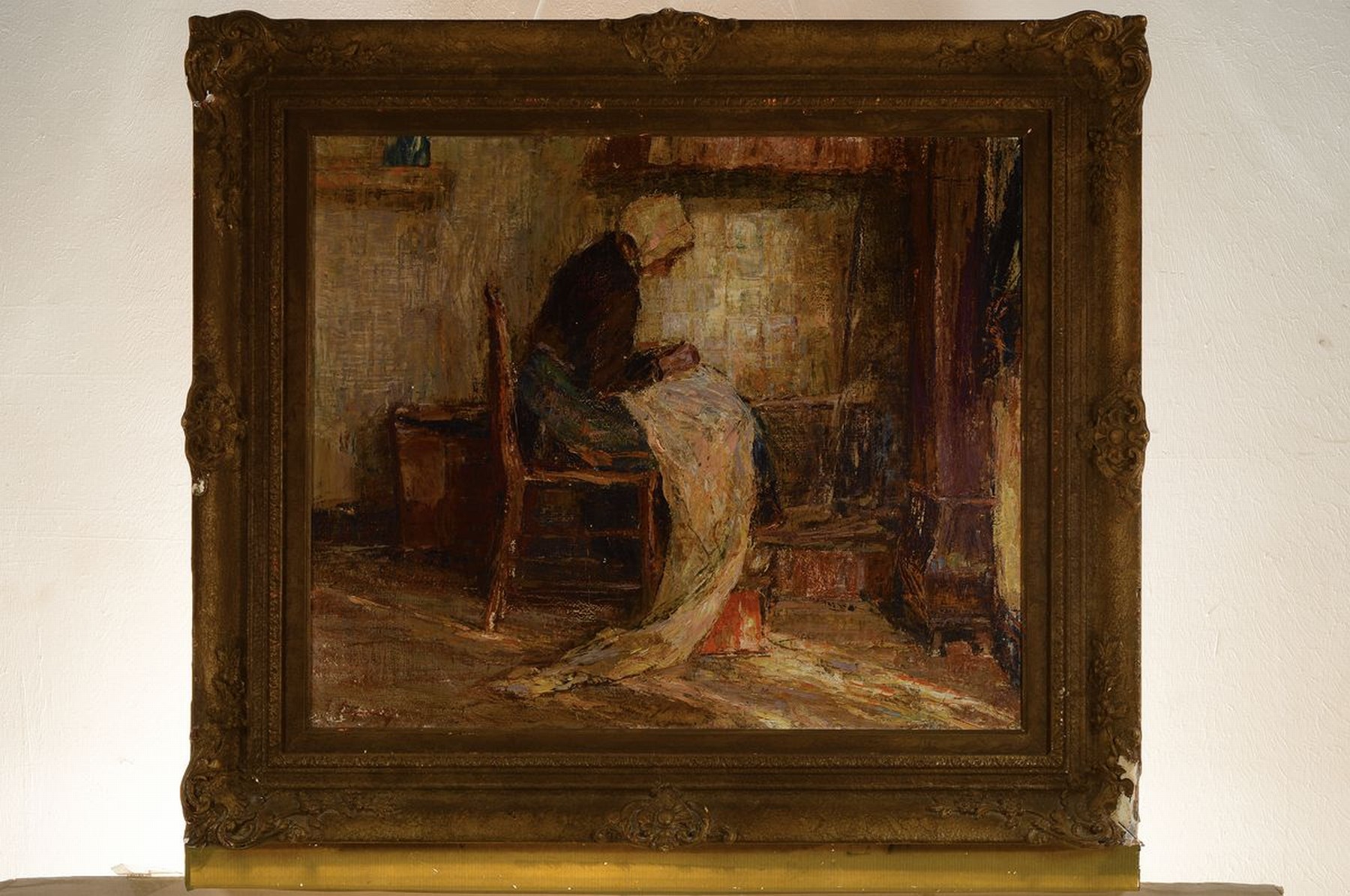 Detail k: Piet Leysing, 1885-1933, Interieur mit nähender Frau, Öl/Lwd, links unten signiert, ca. 50x60cm, R. ca. 67x77cm, dieser beschädigt