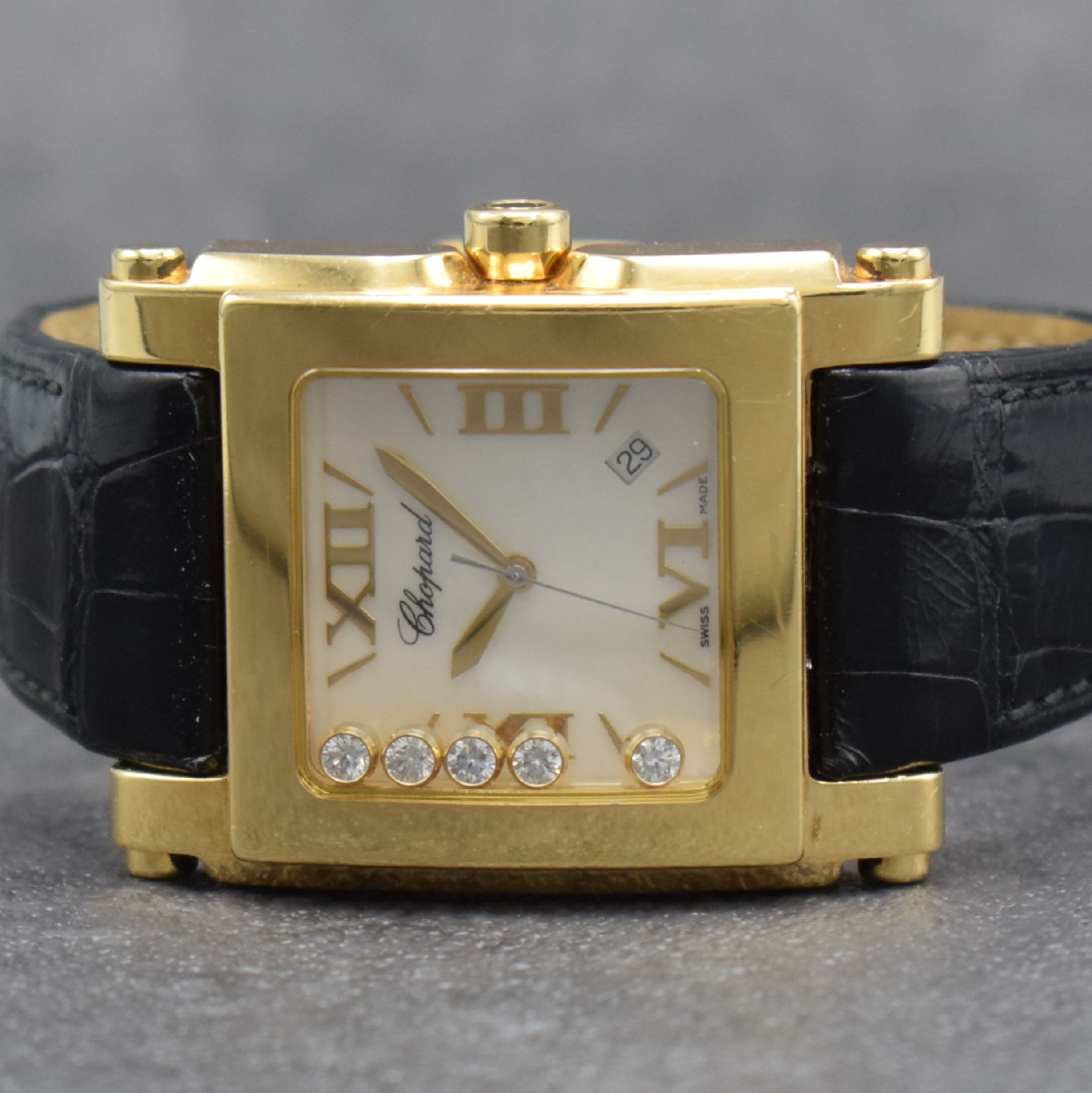 Detail a: CHOPARD Damenarmbanduhr Happy Sport Square in GG 750/000 Referenz 28/3570, massives Goldgeh. inkl. orig. Lederband m. orig. GG 750/000 Dornschl., ...
