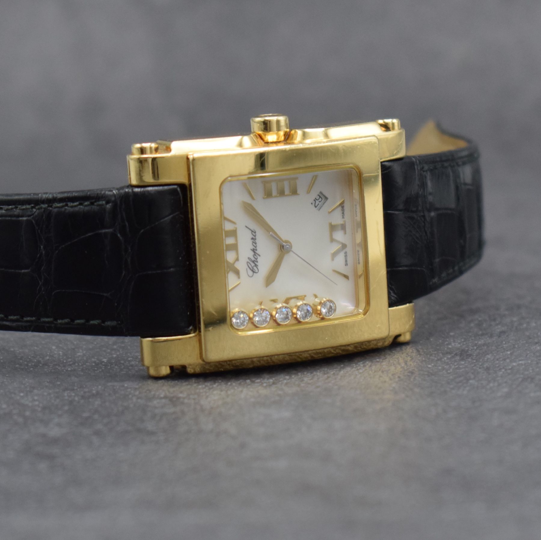 Detail d: CHOPARD Damenarmbanduhr Happy Sport Square in GG 750/000 Referenz 28/3570, massives Goldgeh. inkl. orig. Lederband m. orig. GG 750/000 Dornschl., ...