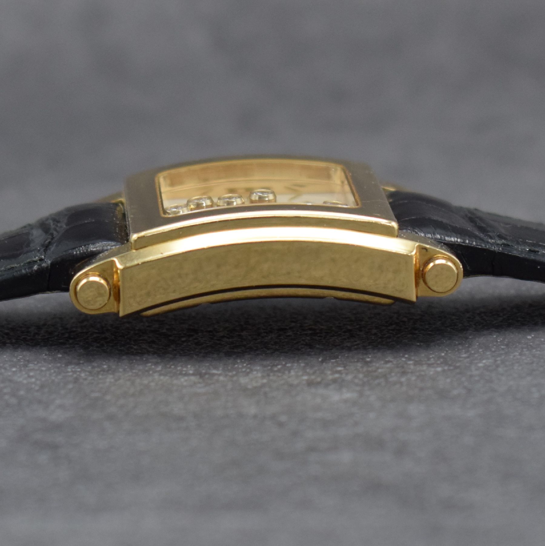 Detail e: CHOPARD Damenarmbanduhr Happy Sport Square in GG 750/000 Referenz 28/3570, massives Goldgeh. inkl. orig. Lederband m. orig. GG 750/000 Dornschl., ...