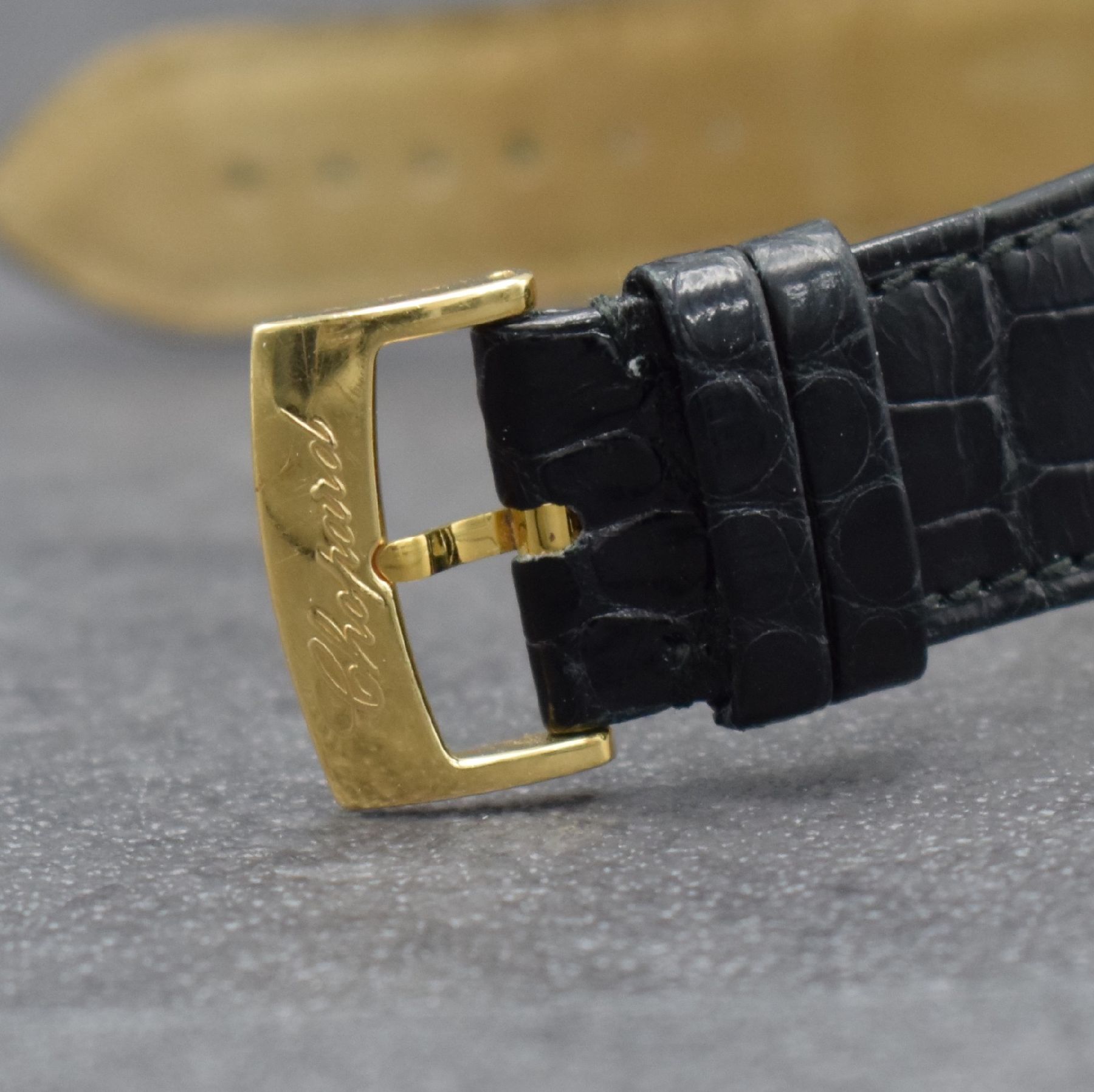 Detail i: CHOPARD Damenarmbanduhr Happy Sport Square in GG 750/000 Referenz 28/3570, massives Goldgeh. inkl. orig. Lederband m. orig. GG 750/000 Dornschl., ...
