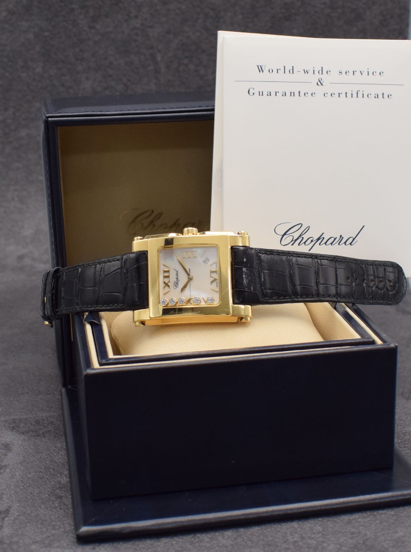 Detail j: CHOPARD Damenarmbanduhr Happy Sport Square in GG 750/000 Referenz 28/3570, massives Goldgeh. inkl. orig. Lederband m. orig. GG 750/000 Dornschl., ...