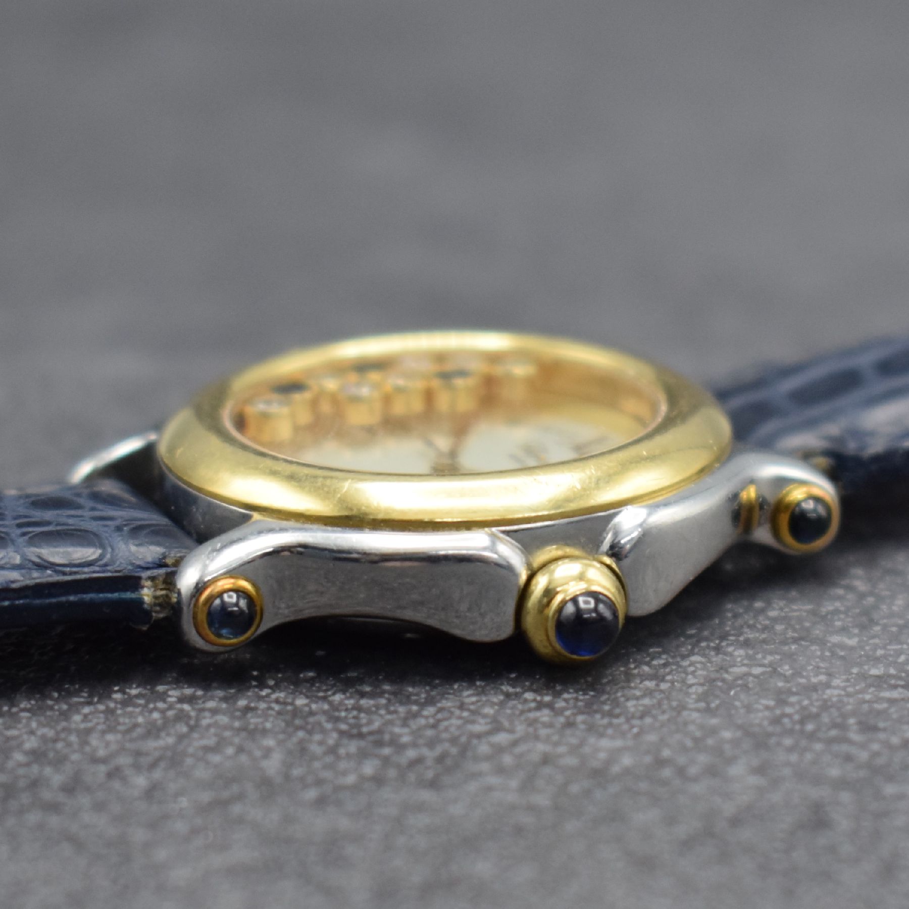 Detail d: CHOPARD Happy Sport Damenarmbanduhr in Stahl/Gold mit beweglichen Diamanten & Saphiren, Schweiz um 2000, Ref. 27/8237-23, quarz, Krone & ...