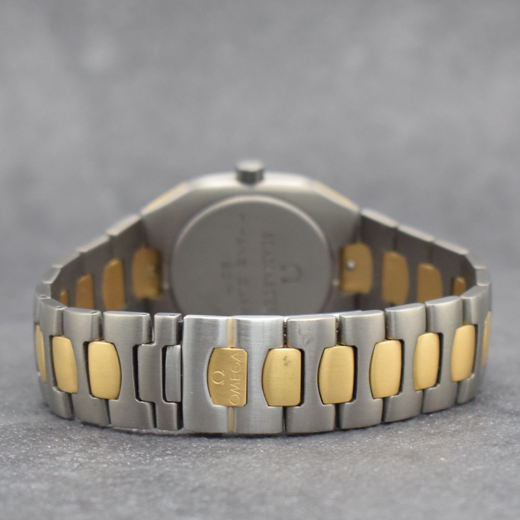 Detail d: OMEGA Herrenarmbanduhr Modell Seamaster Polaris, Schweiz um 1980, Ref. 1960257/3960952, goldintarsiertes Titangeh. inkl. Gliederband in Titan/Gold m. ...