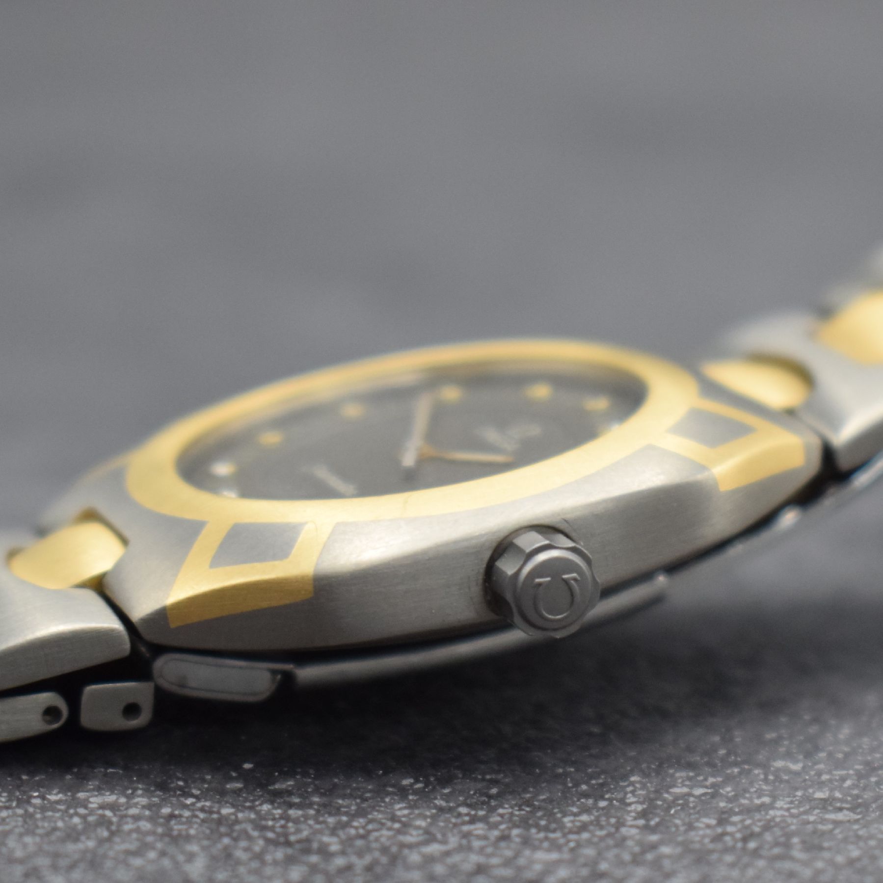 Detail e: OMEGA Herrenarmbanduhr Modell Seamaster Polaris, Schweiz um 1980, Ref. 1960257/3960952, goldintarsiertes Titangeh. inkl. Gliederband in Titan/Gold m. ...