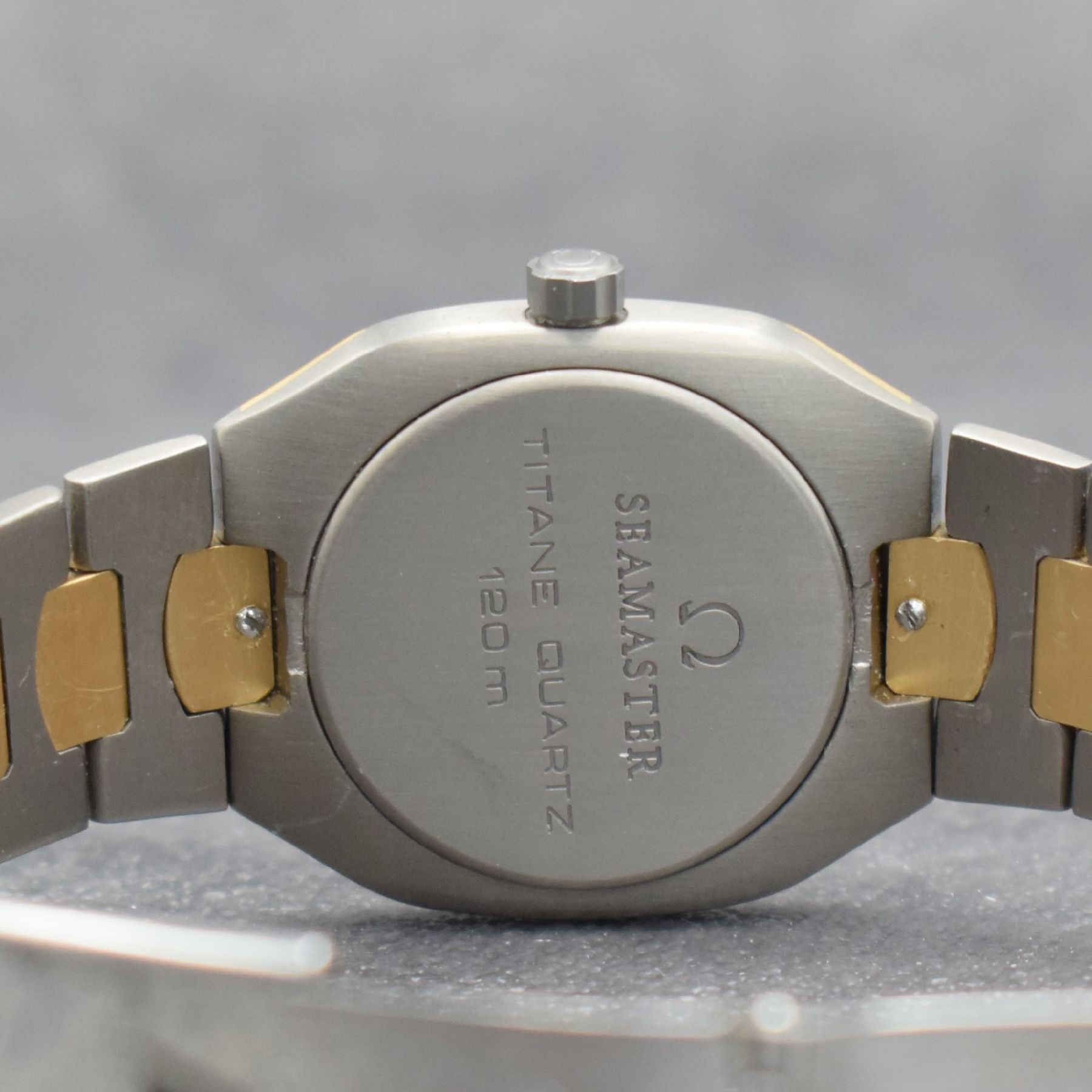 Detail f: OMEGA Herrenarmbanduhr Modell Seamaster Polaris, Schweiz um 1980, Ref. 1960257/3960952, goldintarsiertes Titangeh. inkl. Gliederband in Titan/Gold m. ...