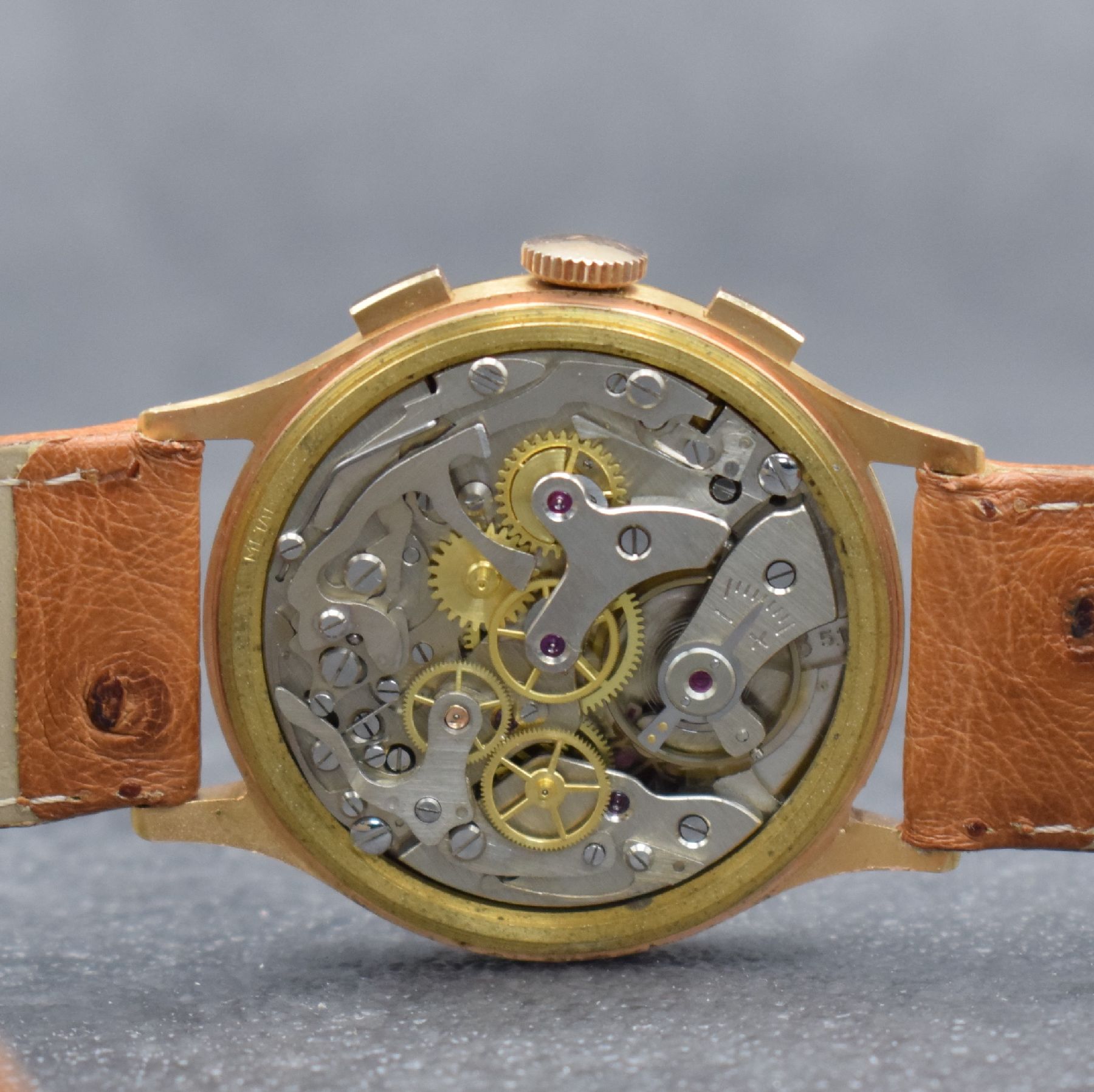 Detail d: OLYMPIC Armbandchronograph in RoseG 750/000, Handaufzug, Schweiz um 1950, Boden & Glasrand aufgedr., Metallcuv. zur Armierung, Tele- & ...